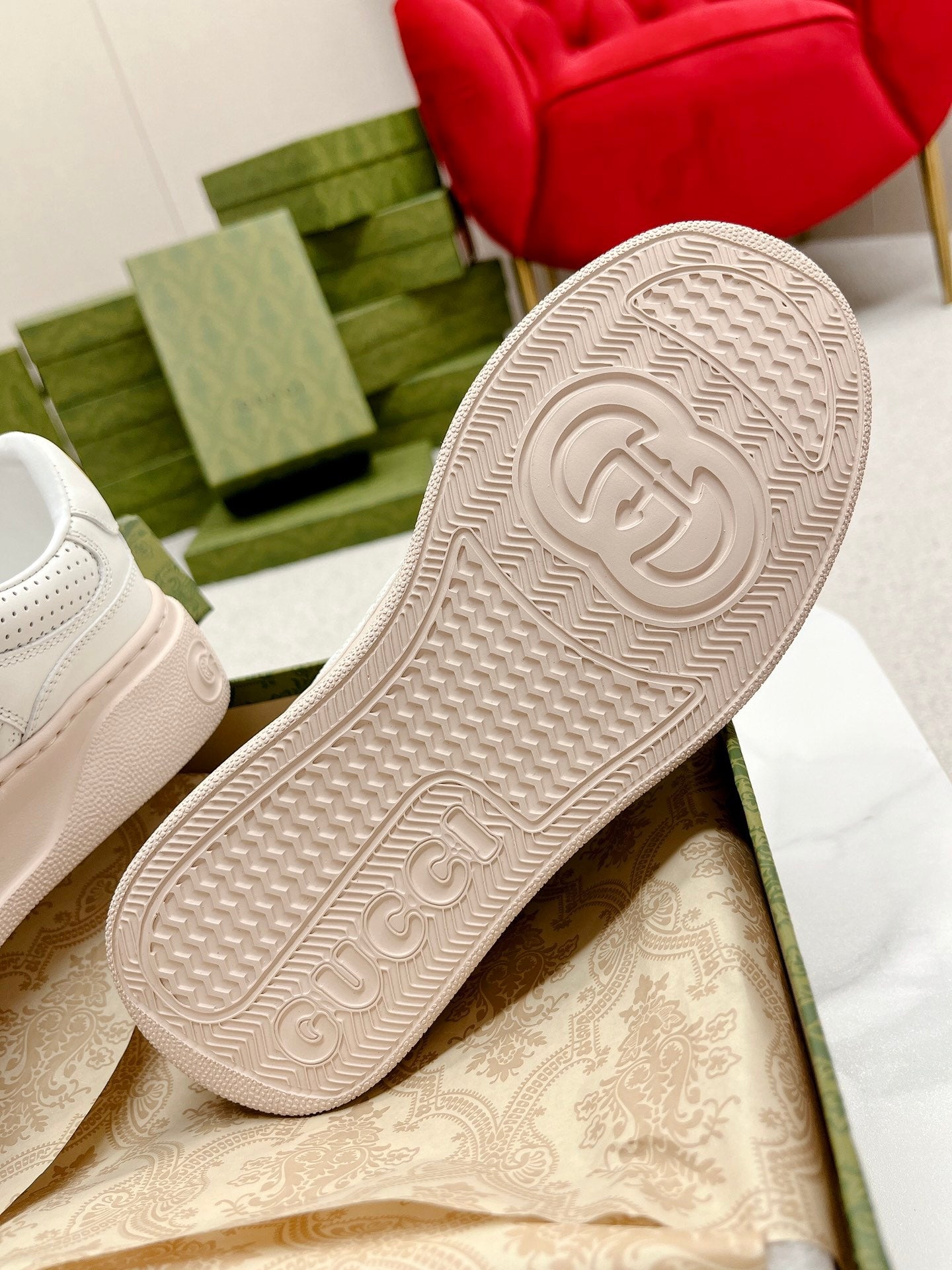 GUCCI EMBOSSED TRAINER WHITE AND PASTEL PINK CALFSKIN