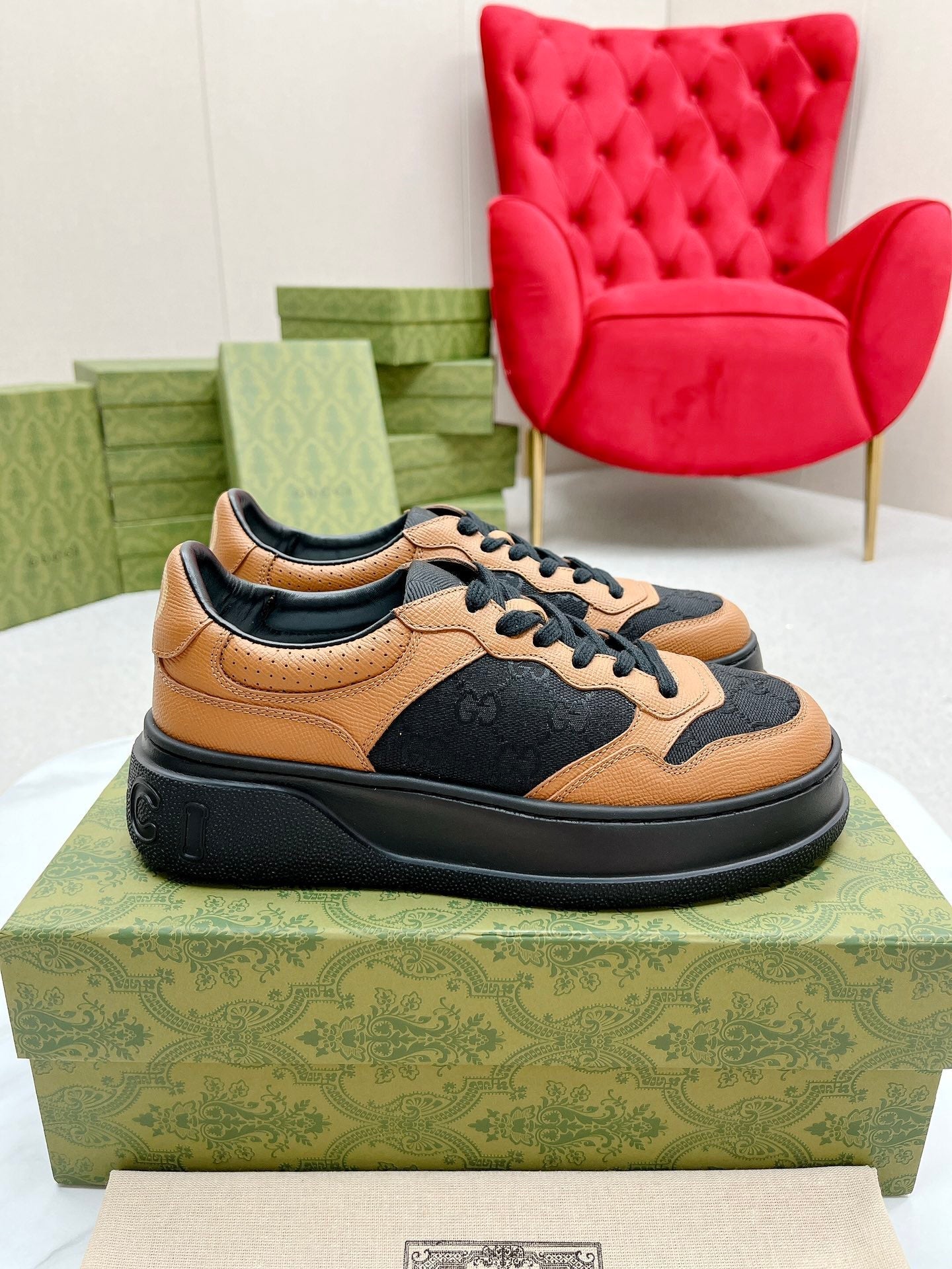 GUCCI TRAINER BLACK AND TAWNY CALFSKIN