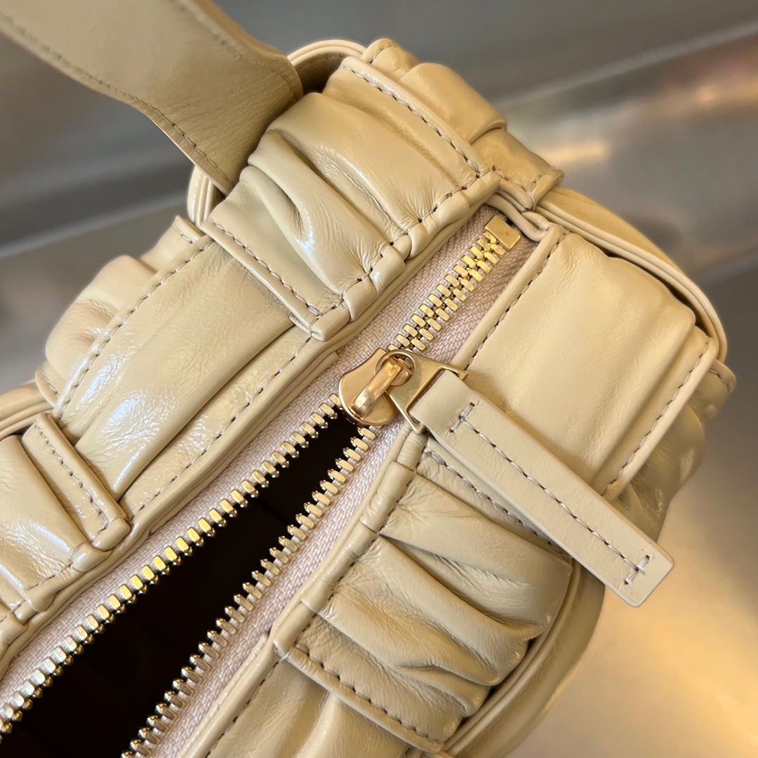 BOTTEGA VENETA SMALL BRICK CASSETTE 23 IN BLOND BEIGE SOFT LAMBSKIN