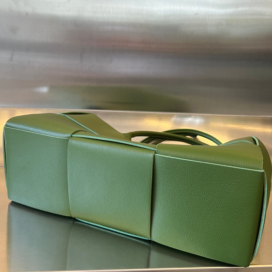 BOTTEGA VENETA ARCO TOTE 36 IN GLADE GREEN CALFSKIN