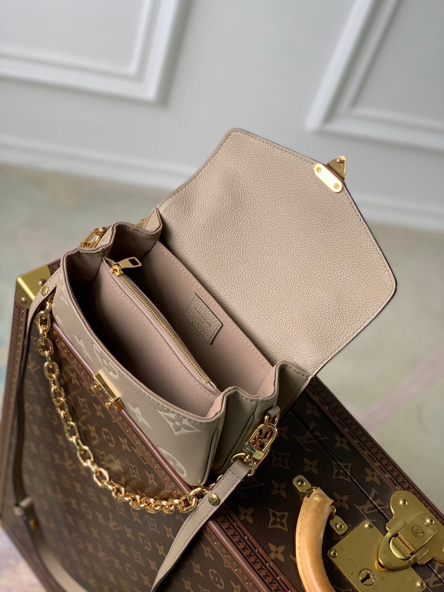 LOUIS VUITTON POCHETTE MÉTIS EAST WEST 21 IN BEIGE MONOGRAM EMPREINTE CALFSKIN EMBOSSED LOGO