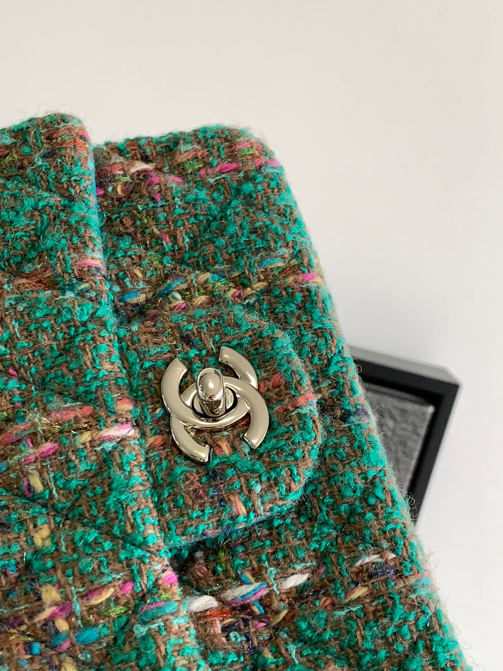 CHANEL MEDIUM 20 CLASSIC BAG IN GREEN FOREST WOOL TWEED