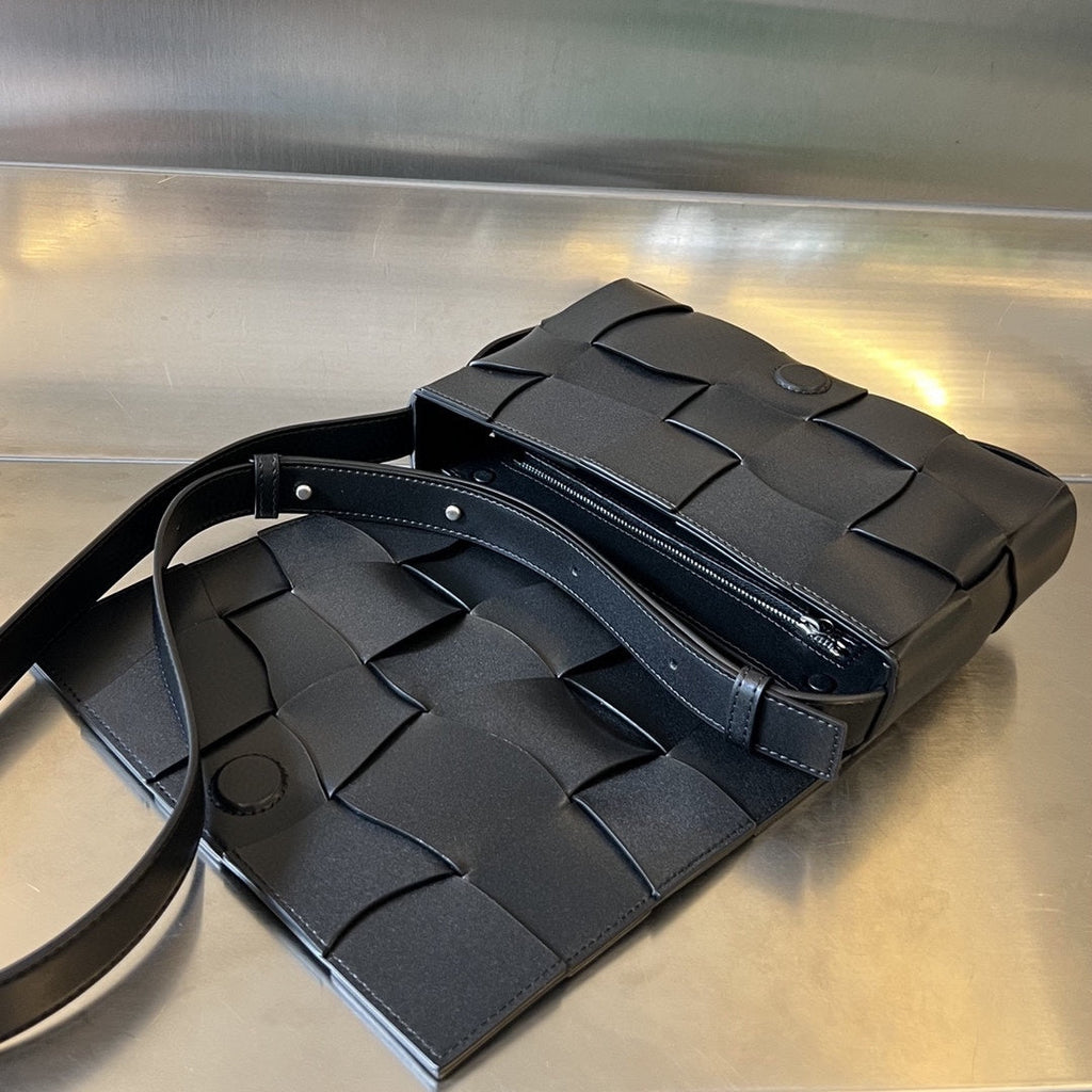 BOTTEGA VENETA CASSETTE 23 IN BLACK CALFSKIN WITH WAVY PATTERN