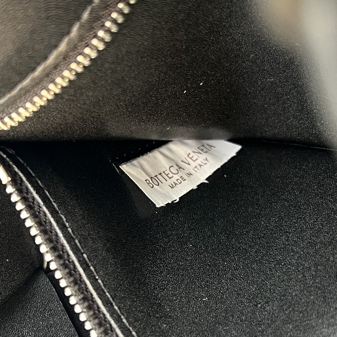 BOTTEGA VENETA CASSETTE 23 IN BLACK CALFSKIN WITH WAVY PATTERN