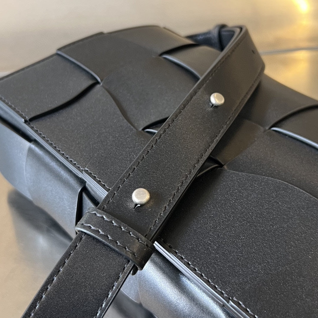 BOTTEGA VENETA CASSETTE 23 IN BLACK CALFSKIN WITH WAVY PATTERN