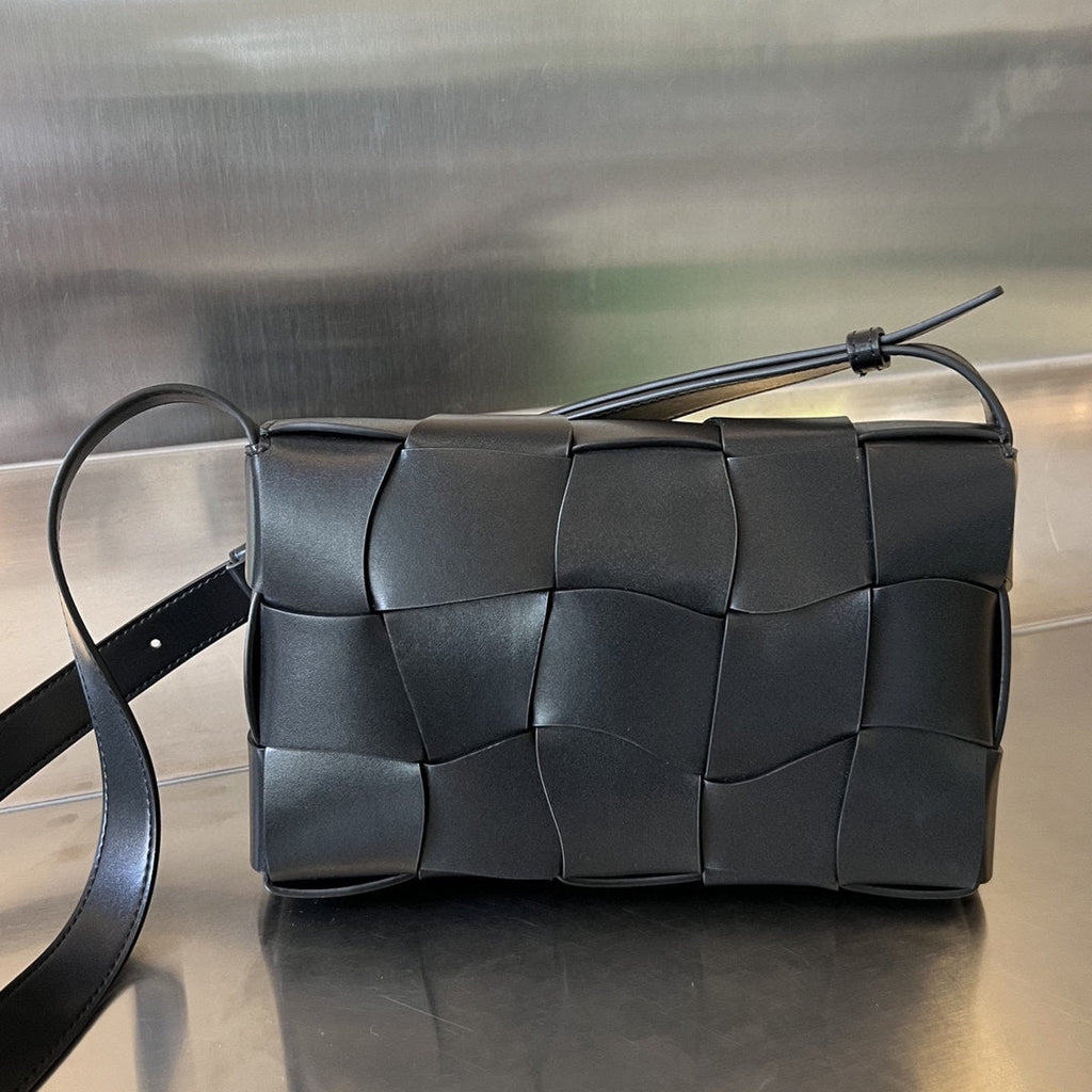 BOTTEGA VENETA CASSETTE 23 IN BLACK CALFSKIN WITH WAVY PATTERN