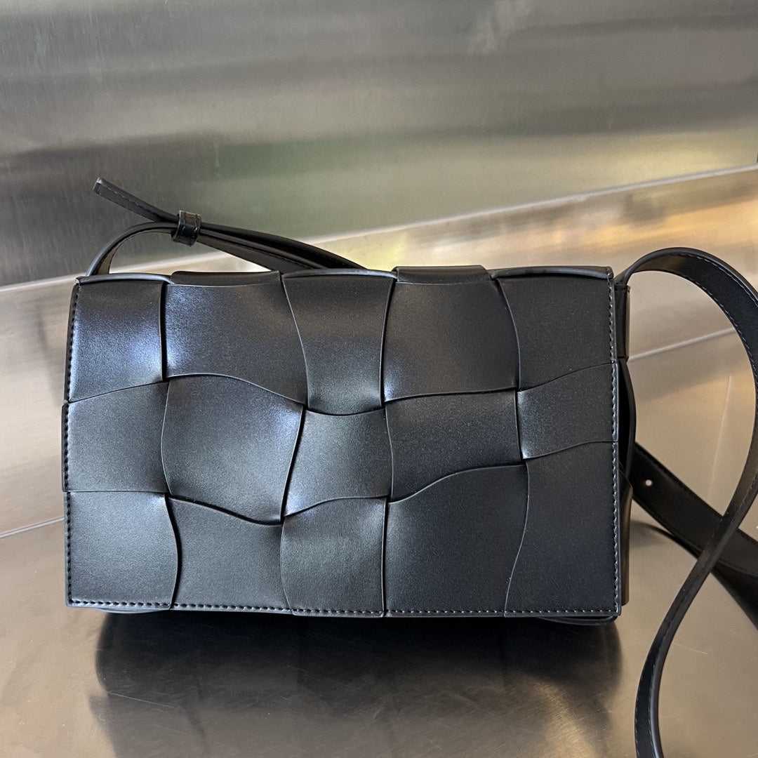 BOTTEGA VENETA CASSETTE 23 IN BLACK CALFSKIN WITH WAVY PATTERN