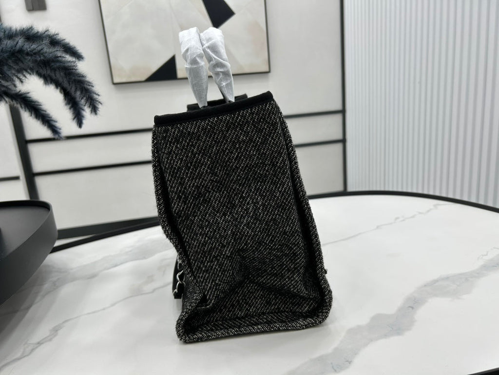 CHANEL DEAUVILLE LARGE 38 TOTE BAG IN BLACK CANVAS WITH WHITE LOGO