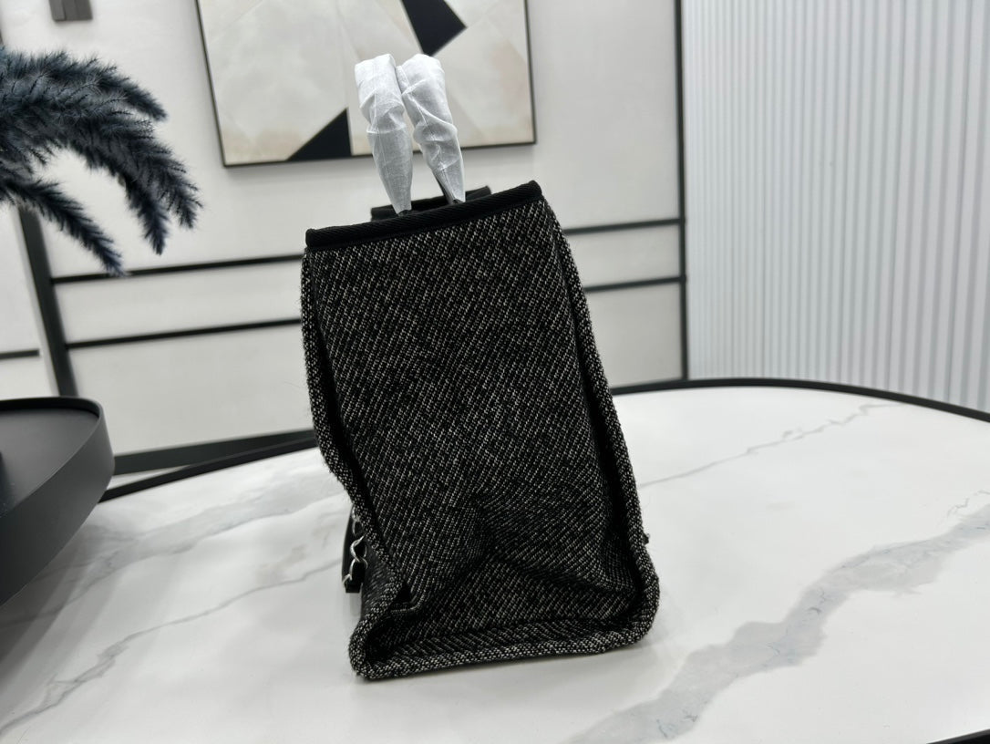 CHANEL DEAUVILLE LARGE 38 TOTE BAG IN BLACK CANVAS WITH WHITE LOGO