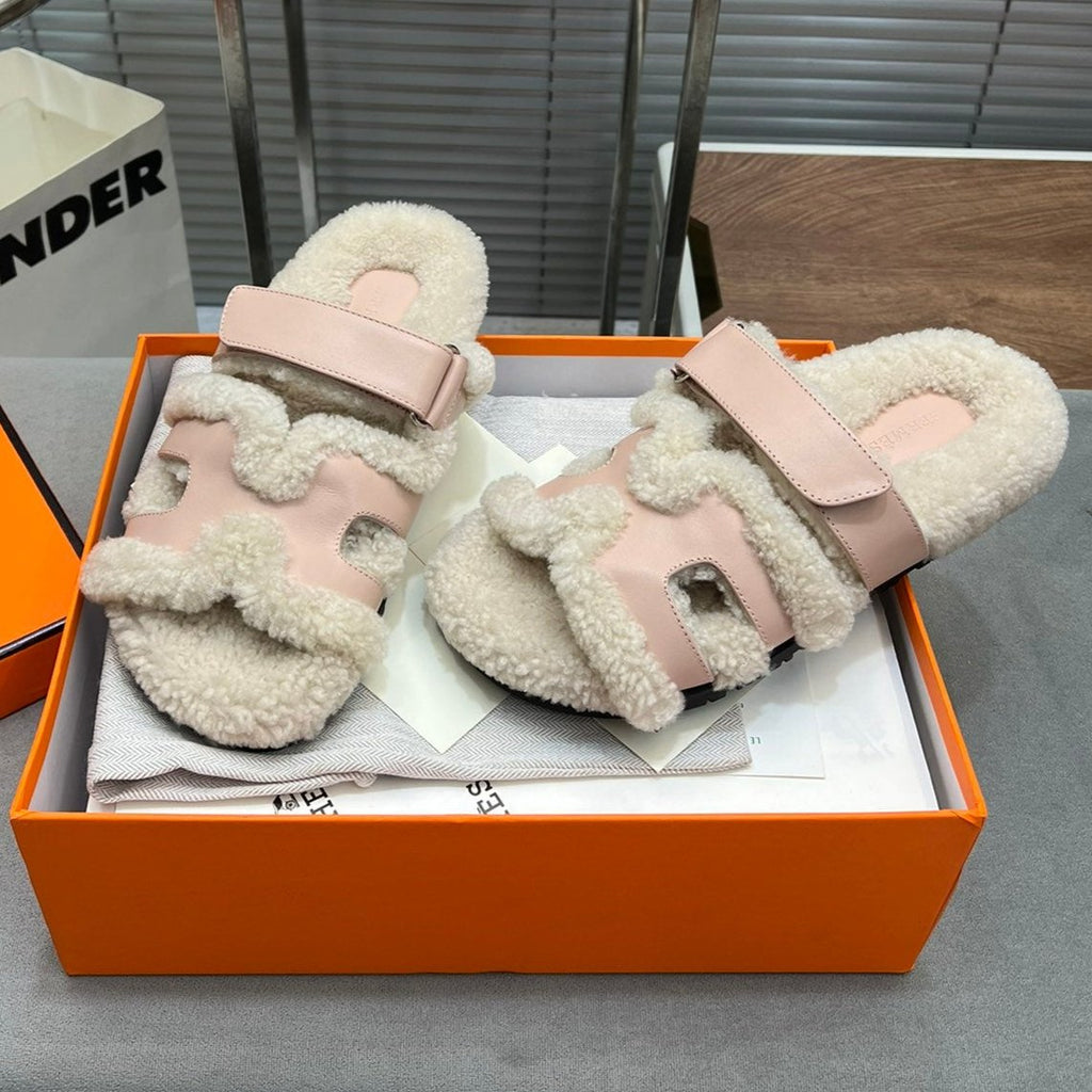 HERMES CHYPRE SLIPPERS IN BEIGE LAMB WOOL AND BABY PINK CALFSKIN
