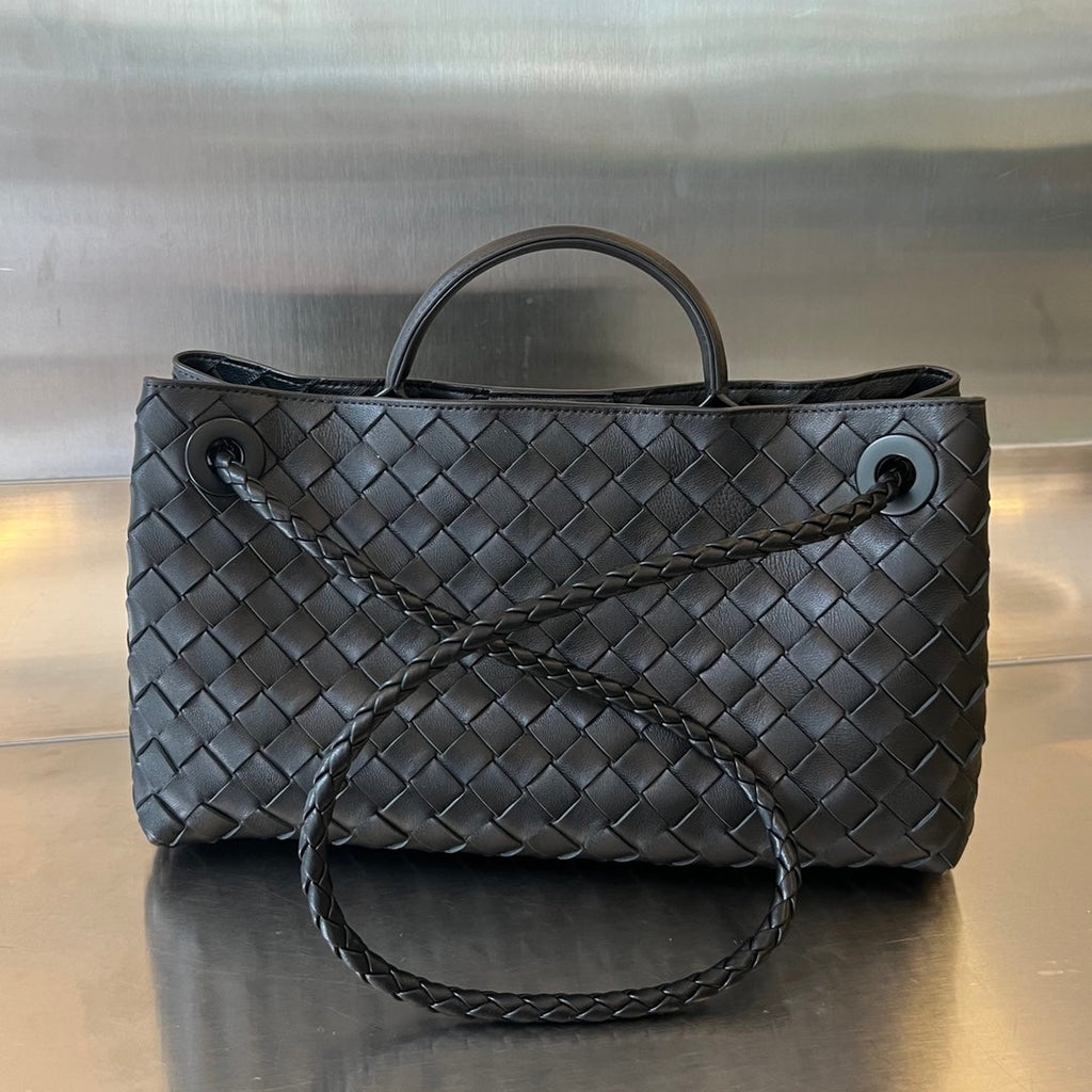 BOTTEGA VENETA SMALL ANDIAMO 29 IN BLACK LAMBSKIN