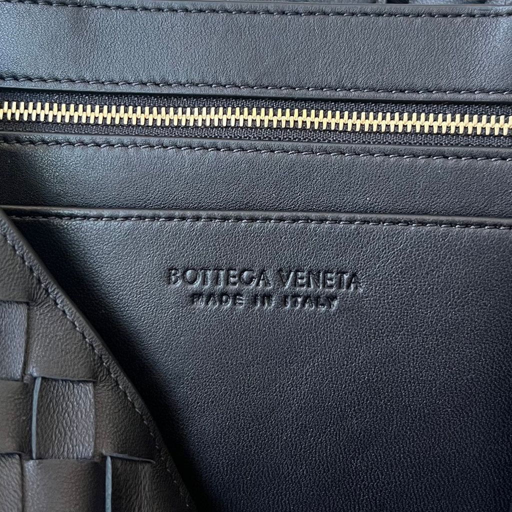 BOTTEGA VENETA SMALL ANDIAMO 29 IN BLACK LAMBSKIN