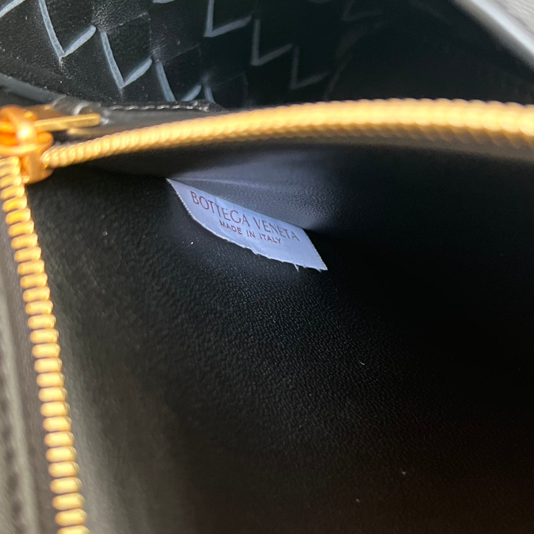 BOTTEGA VENETA SMALL ANDIAMO 29 IN BLACK LAMBSKIN