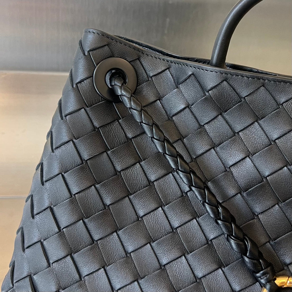 BOTTEGA VENETA SMALL ANDIAMO 29 IN BLACK LAMBSKIN