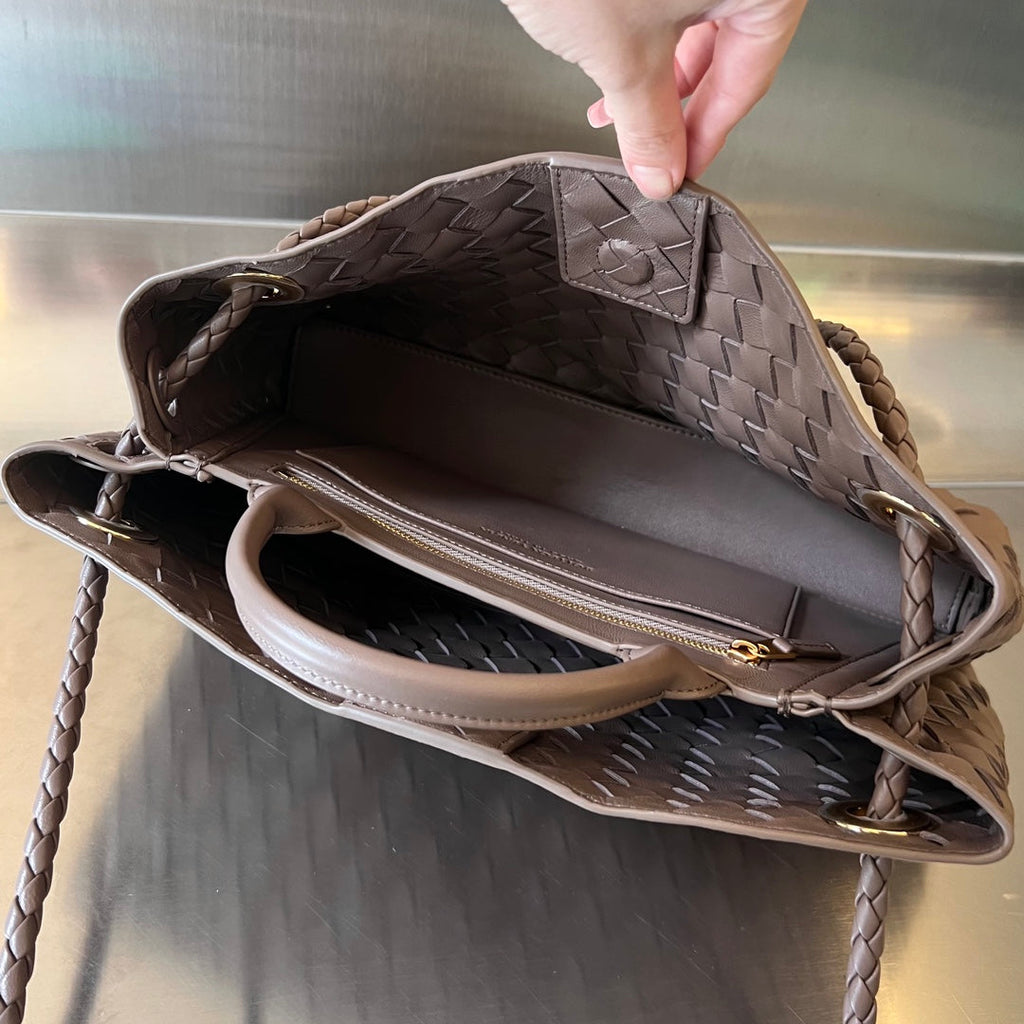 BOTTEGA VENETA SMALL ANDIAMO 29 IN BEAVER BROWN LAMBSKIN