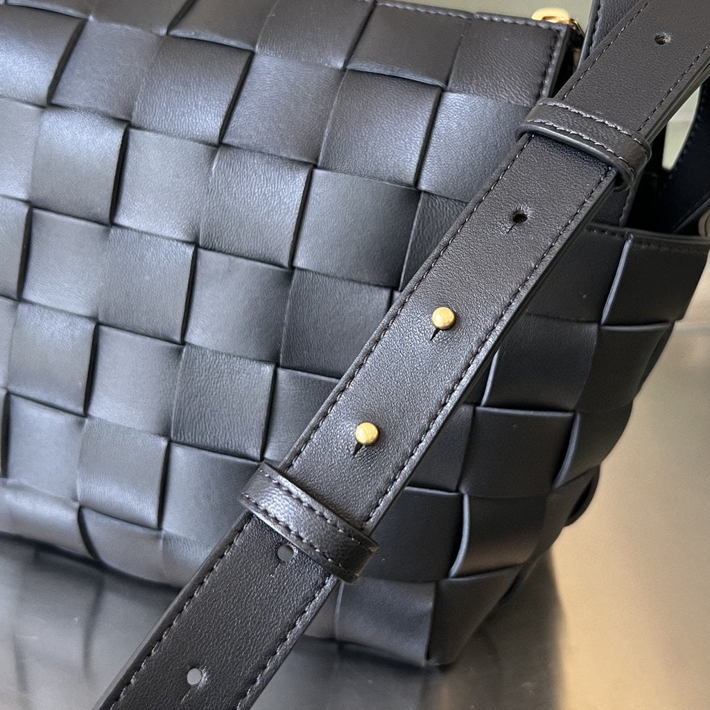 BOTTEGA VENETA SMALL 22 CASSETTE IN BLACK LAMBSKIN