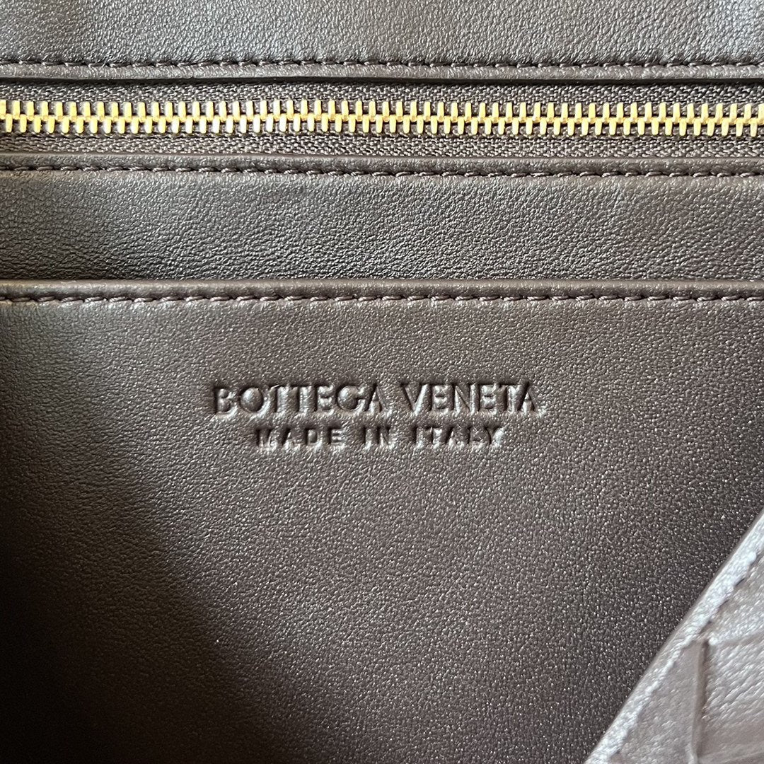 BOTTEGA VENETA SMALL ANDIAMO 29 IN DARK BROWN LAMBSKIN