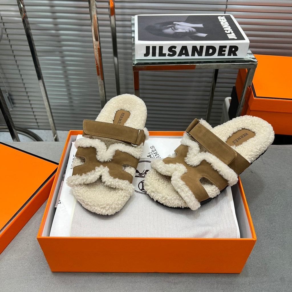 HERMES CHYPRE SLIPPERS IN BEIGE LAMB WOOL AND LIGHT FRENCH BEIGE SUEDE