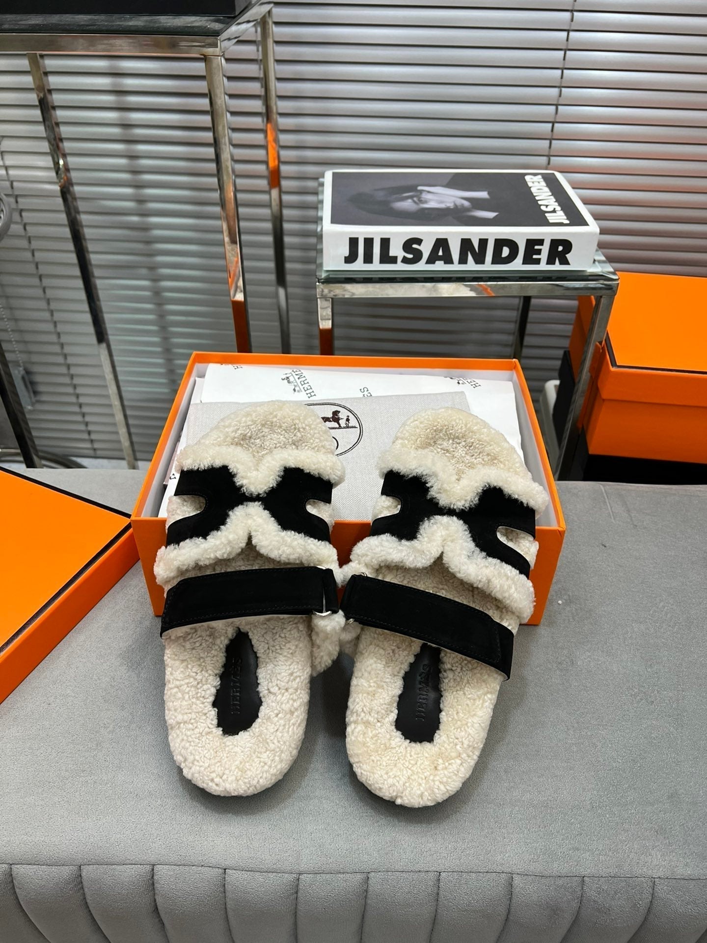 HERMES CHYPRE SLIPPERS IN BEIGE LAMB WOOL AND BLACK SUEDE