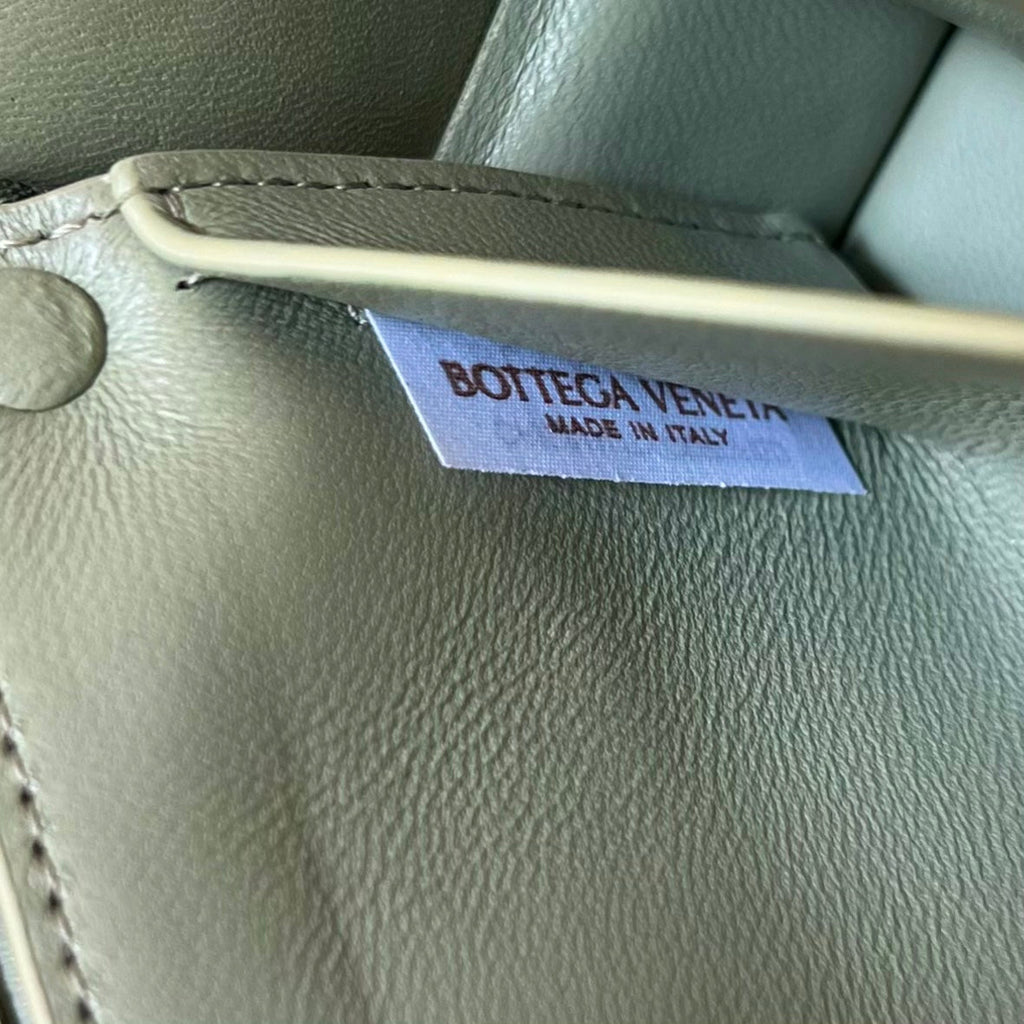 BOTTEGA VENETA MINI CASSETTE 18 IN WHITE CREAM LAMBSKIN