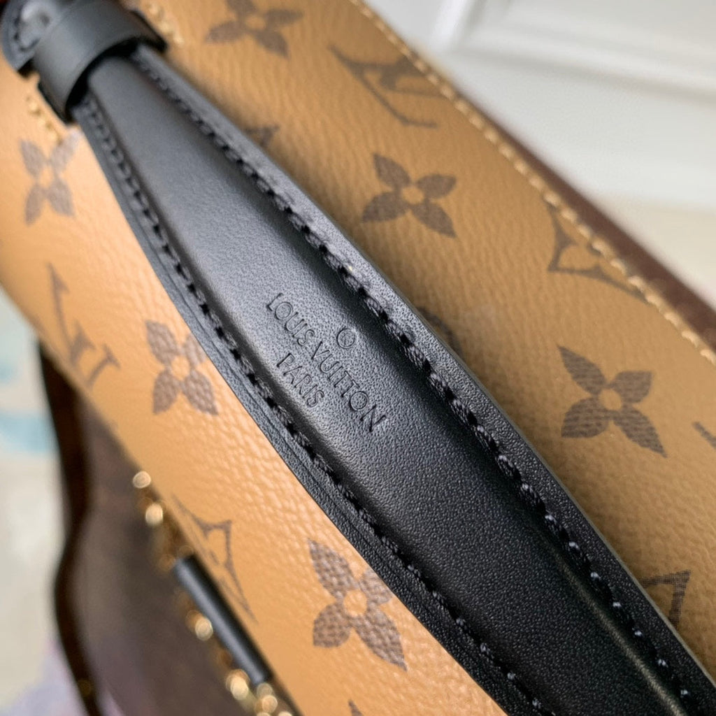LOUIS VUITTON POCHETTE MÉTIS EAST WEST 21.5 IN BROWN MONOGRAM COATED CANVAS AND CALFSKIN