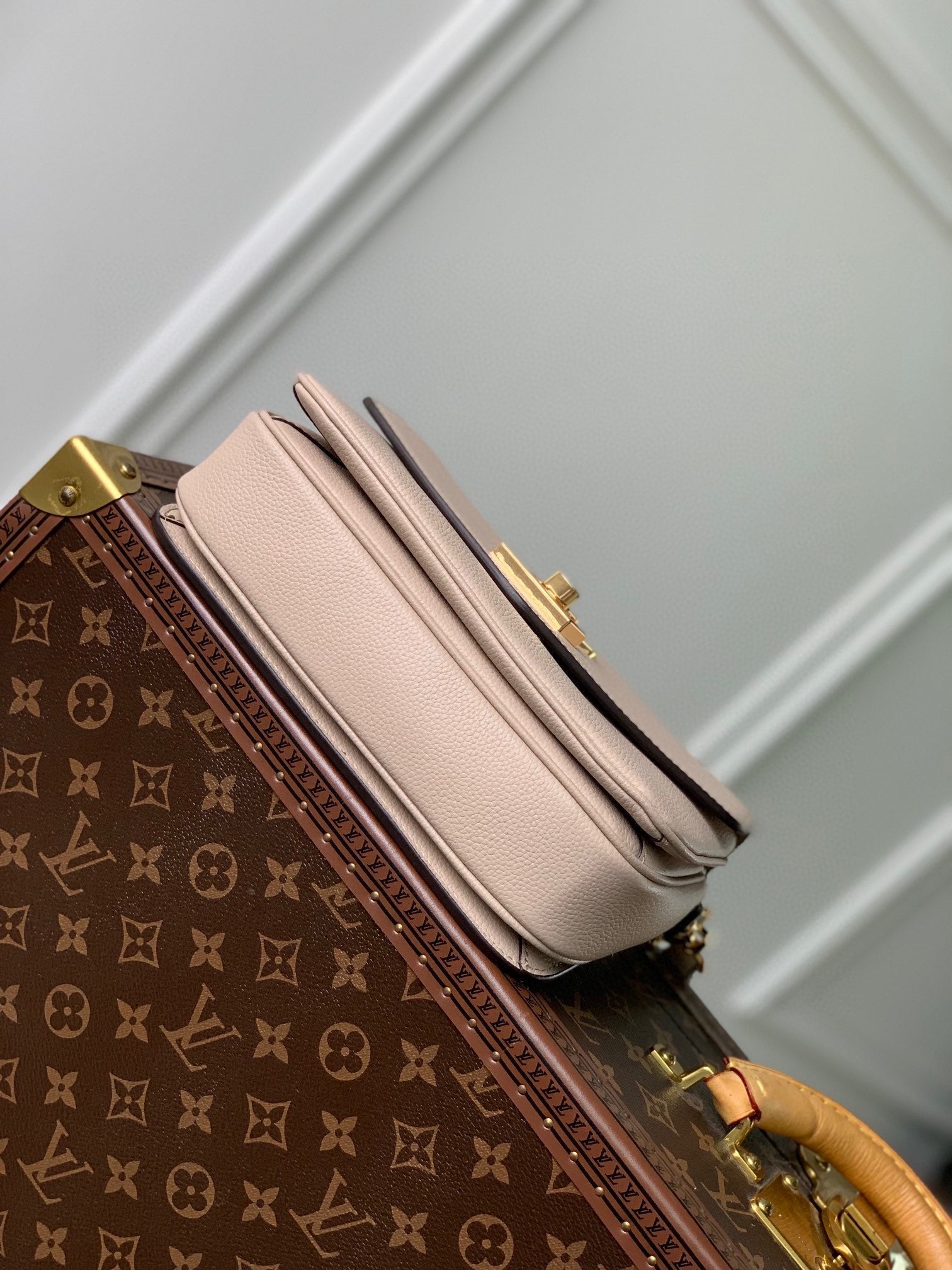 LOUIS VUITTON OXFORD 22 IN BEIGE LAMBSKIN GOLD HARDWARE