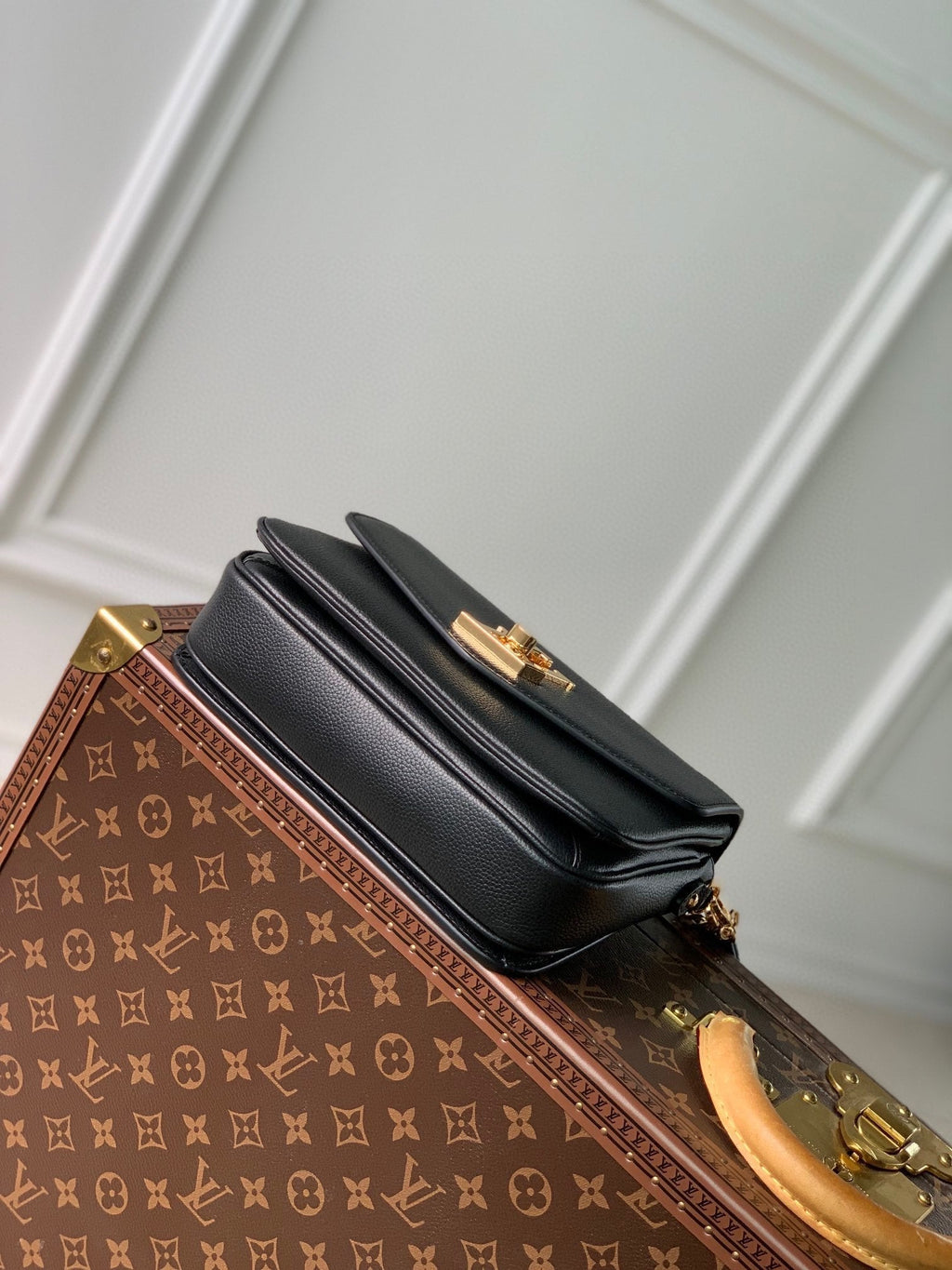 LOUIS VUITTON OXFORD 22 IN BLACK LAMBSKIN GOLD HARDWARE