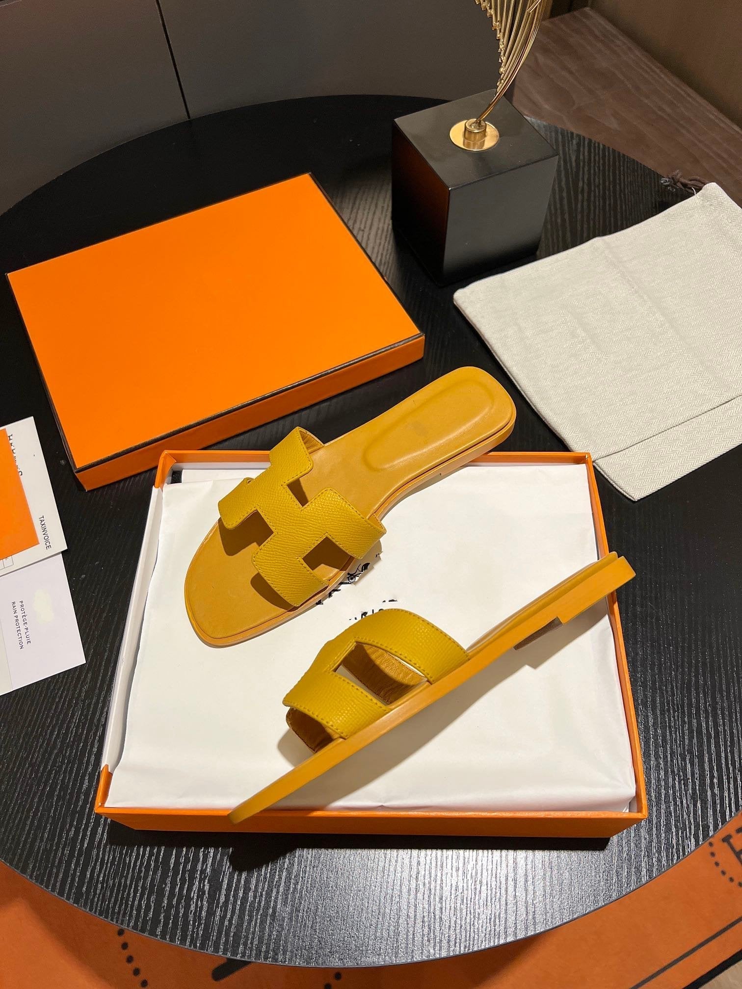 HERMES 0RAN SANDAL Leather Medallion