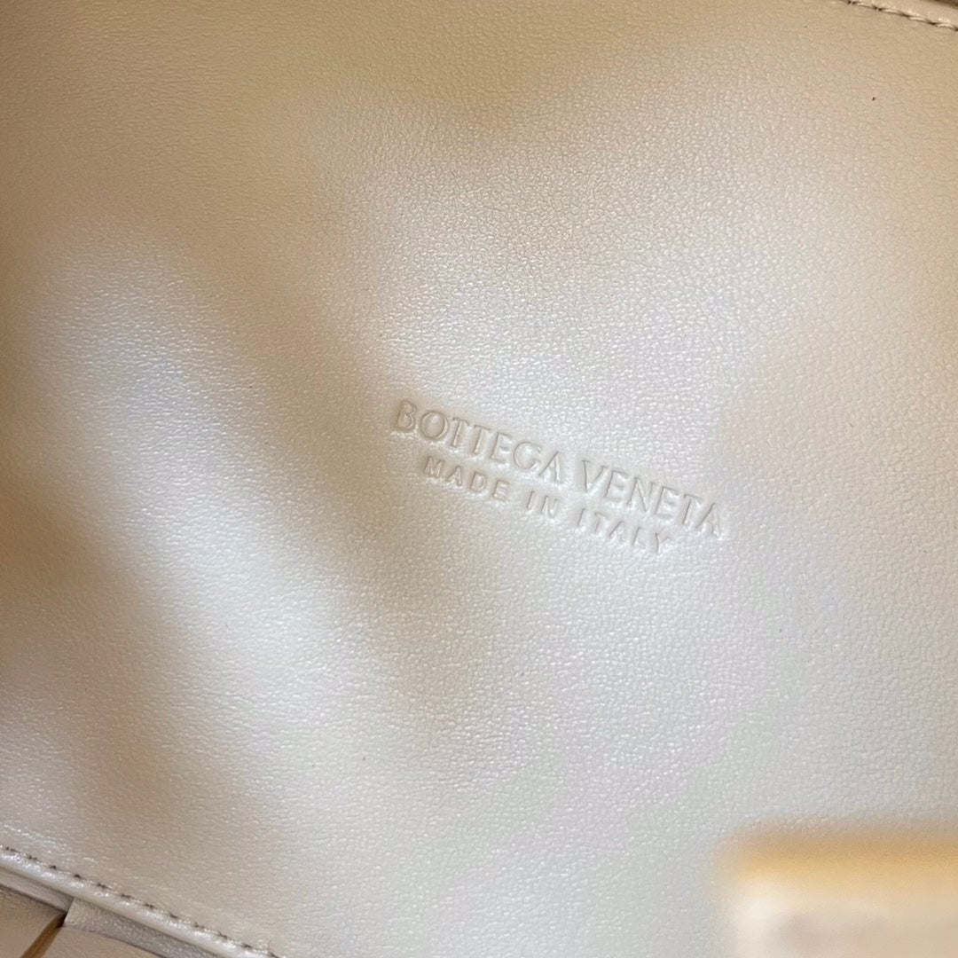 BOTTEGA VENETA SMALL 22 CASSETTE IN BEIGE LAMBSKIN