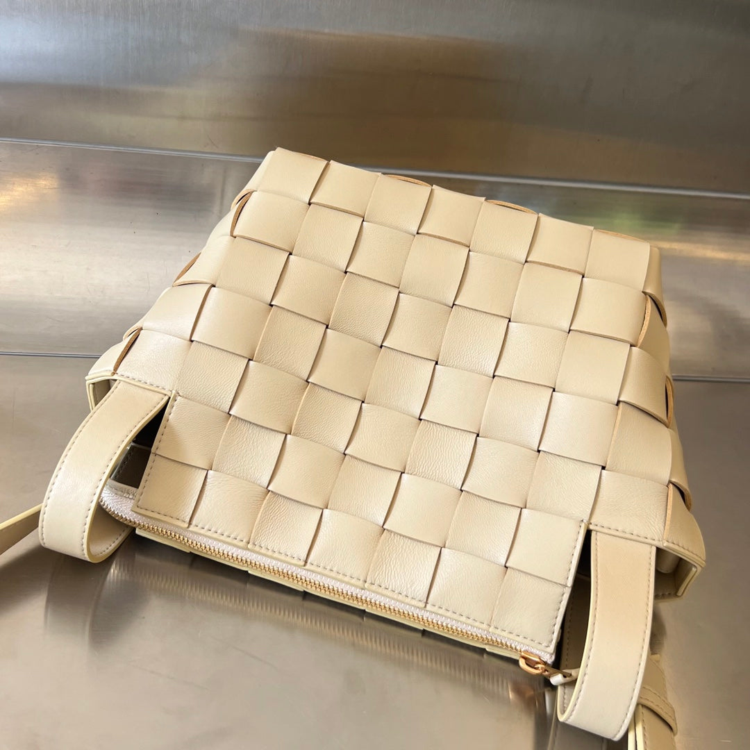 BOTTEGA VENETA SMALL 22 CASSETTE IN BEIGE LAMBSKIN