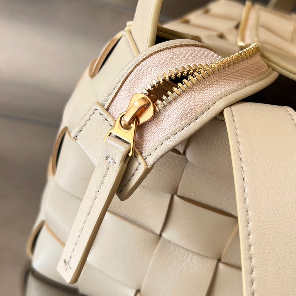 BOTTEGA VENETA SMALL 22 CASSETTE IN BEIGE LAMBSKIN