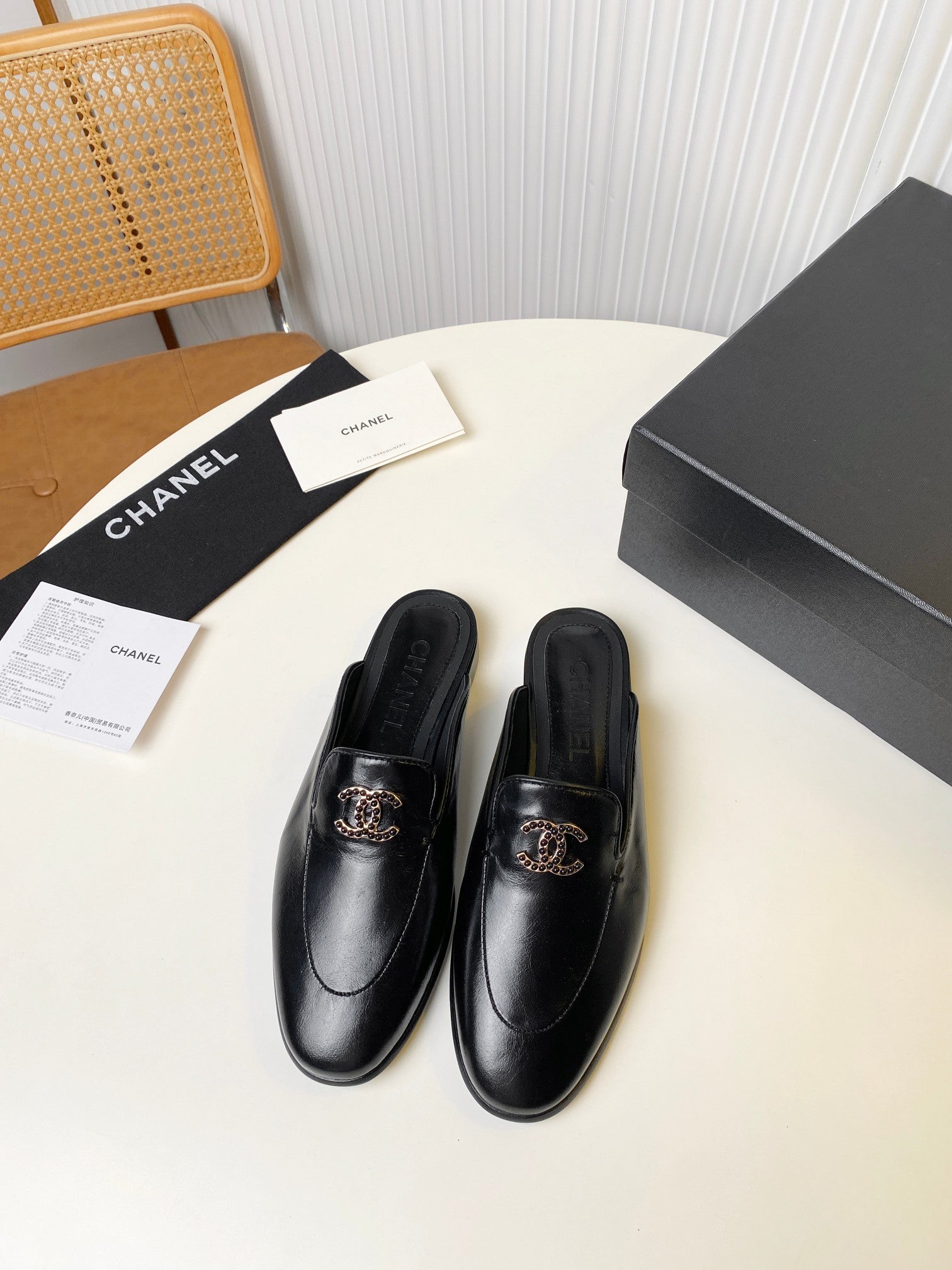 CHANEL FLAT MULE IN BLACK LAMBSKIN 983818