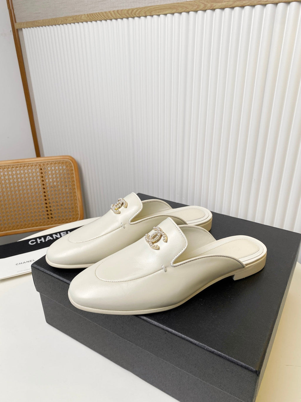 CHANEL FLAT MULE IN WHITE LAMBSKIN 983819