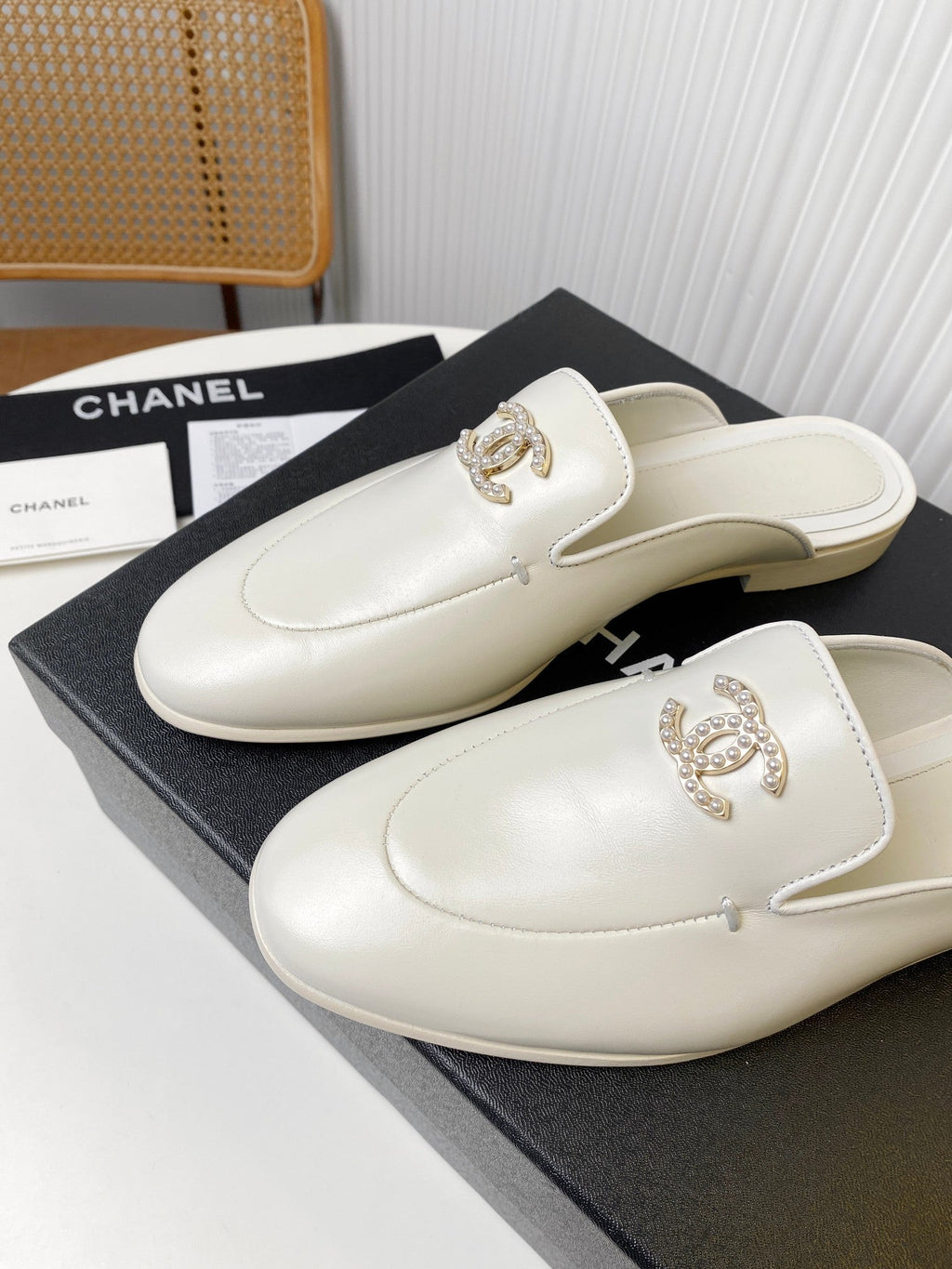 CHANEL FLAT MULE IN WHITE LAMBSKIN 983819