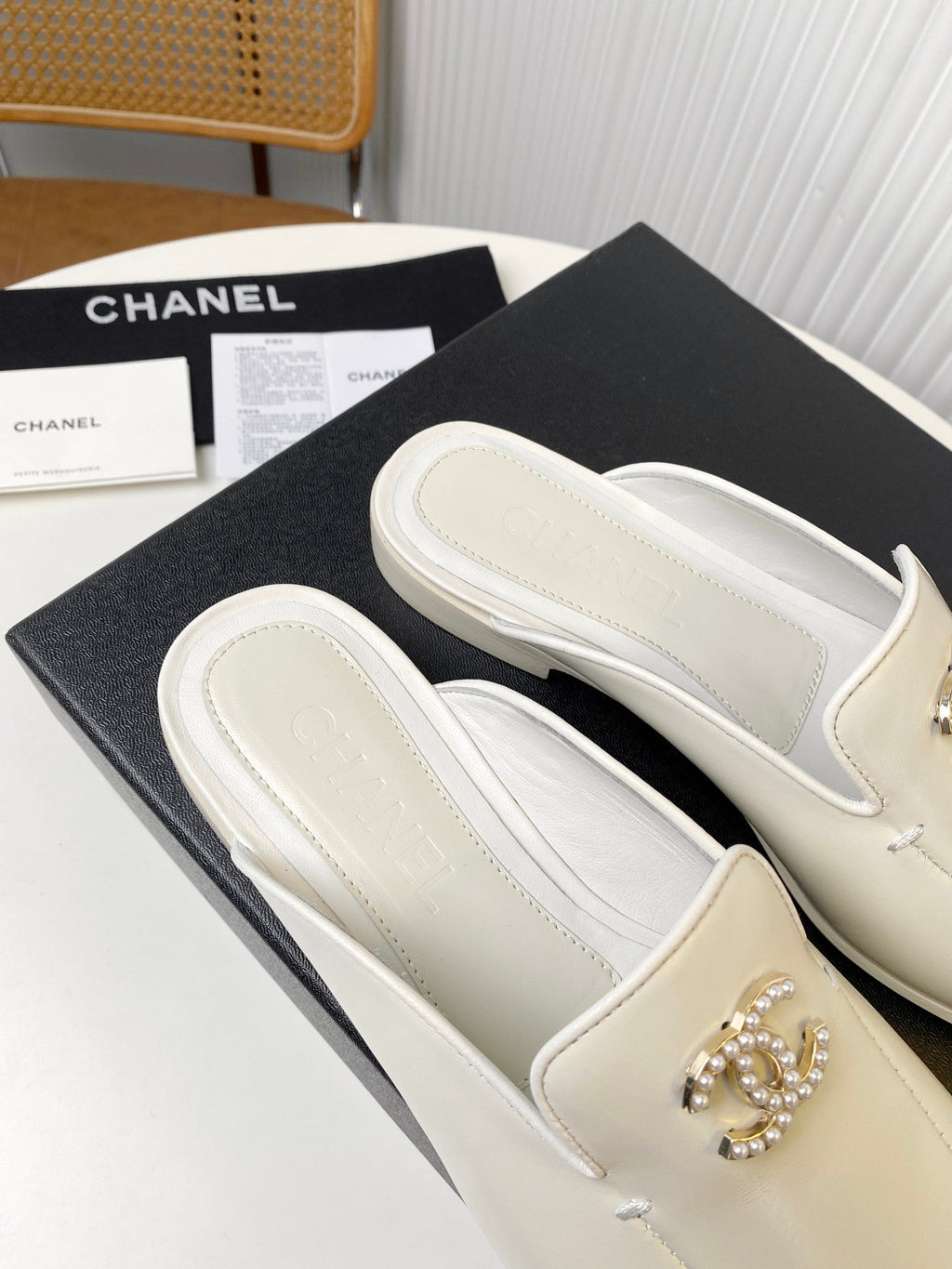 CHANEL FLAT MULE IN WHITE LAMBSKIN 983819