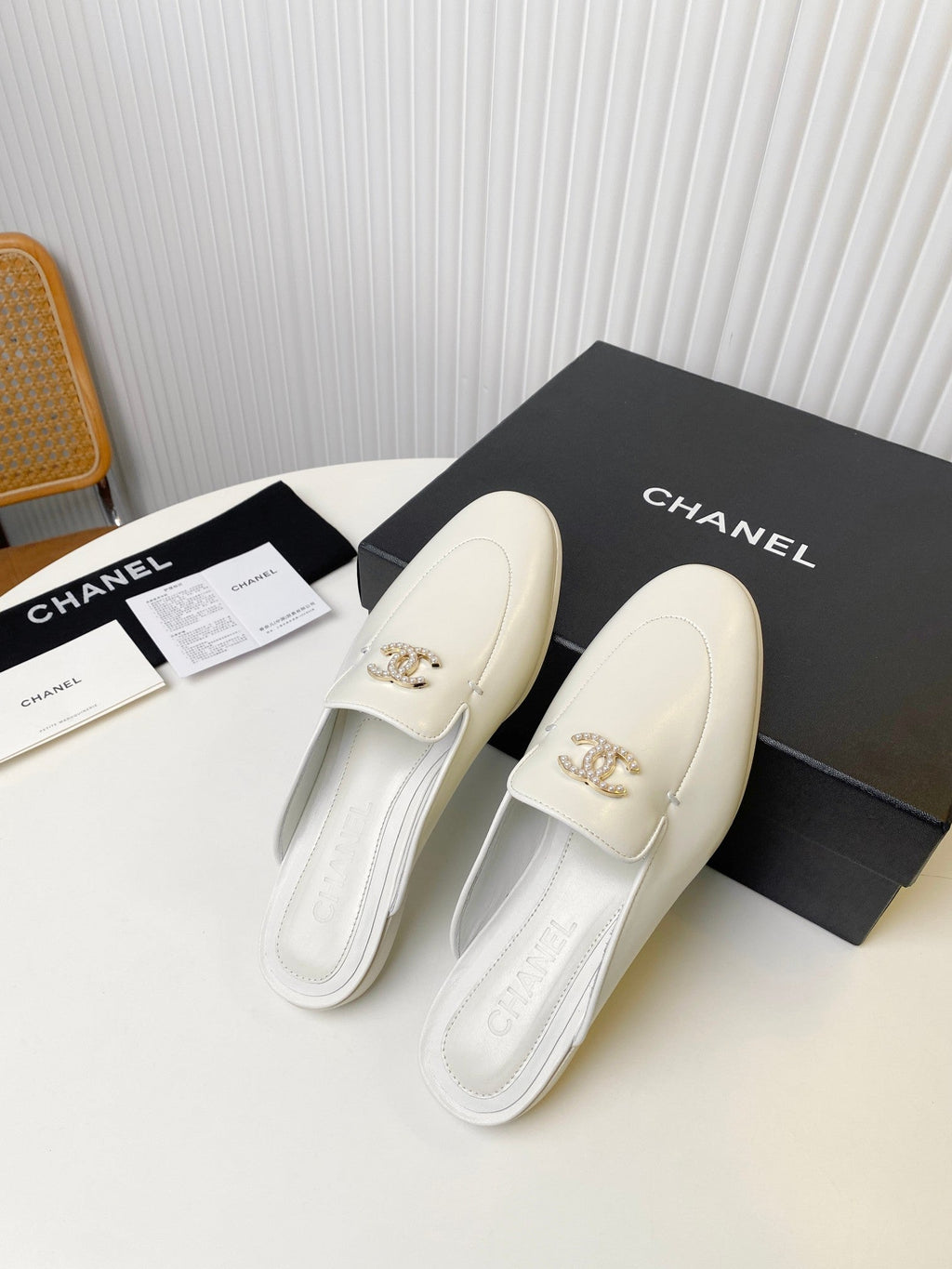 CHANEL FLAT MULE IN WHITE LAMBSKIN 983819