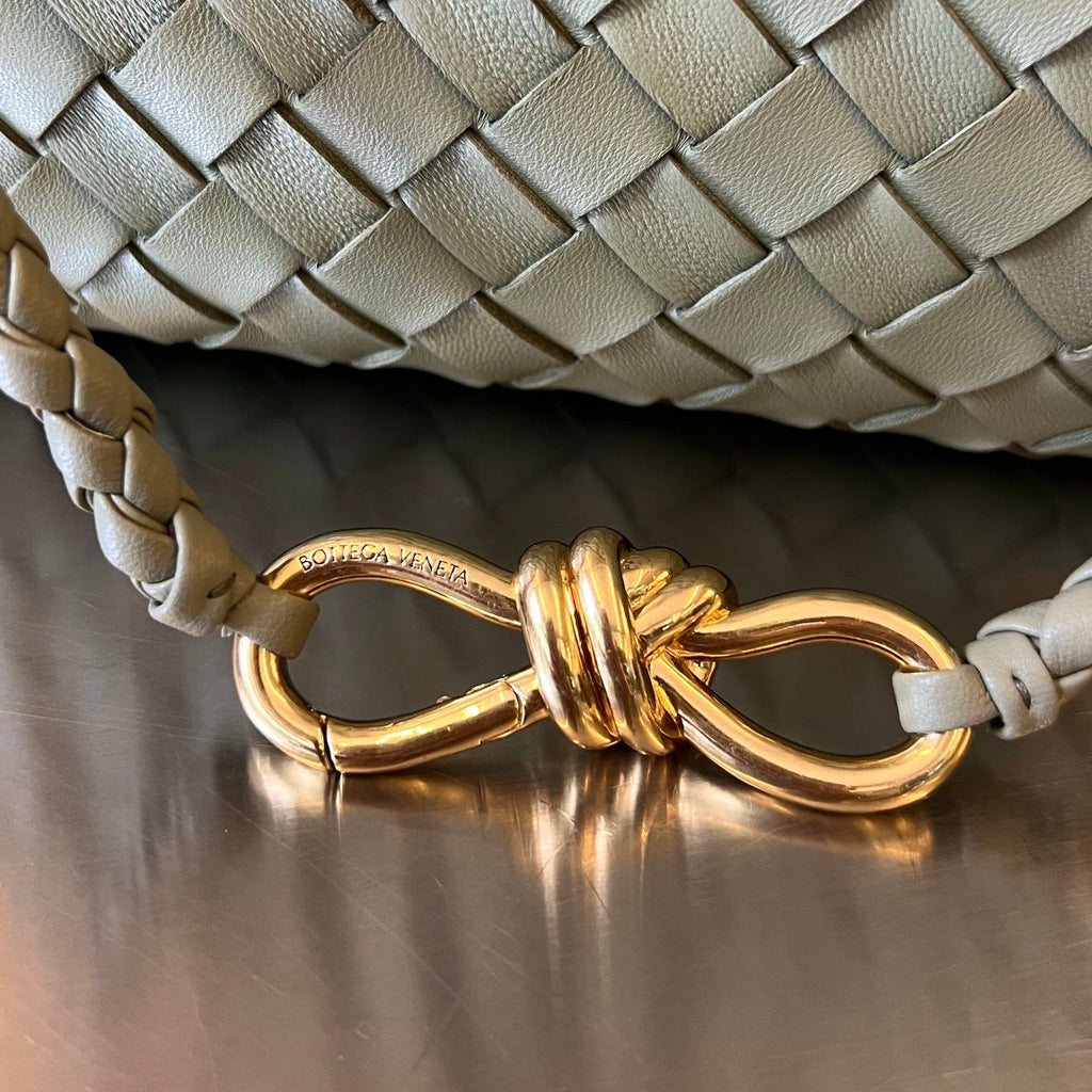 BOTTEGA VENETA SMALL ANDIAMO 29 IN ECRU BEIGE LAMBSKIN