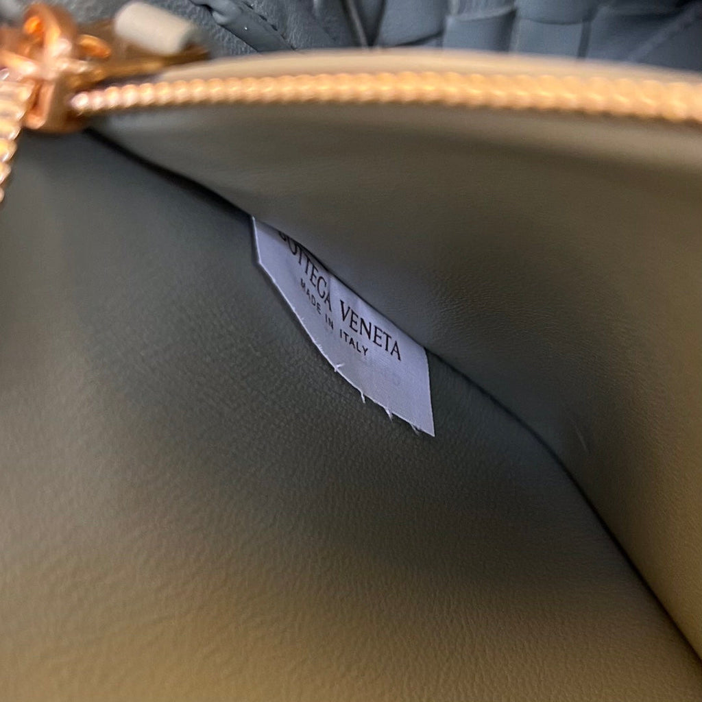 BOTTEGA VENETA SMALL ANDIAMO 29 IN ECRU BEIGE LAMBSKIN