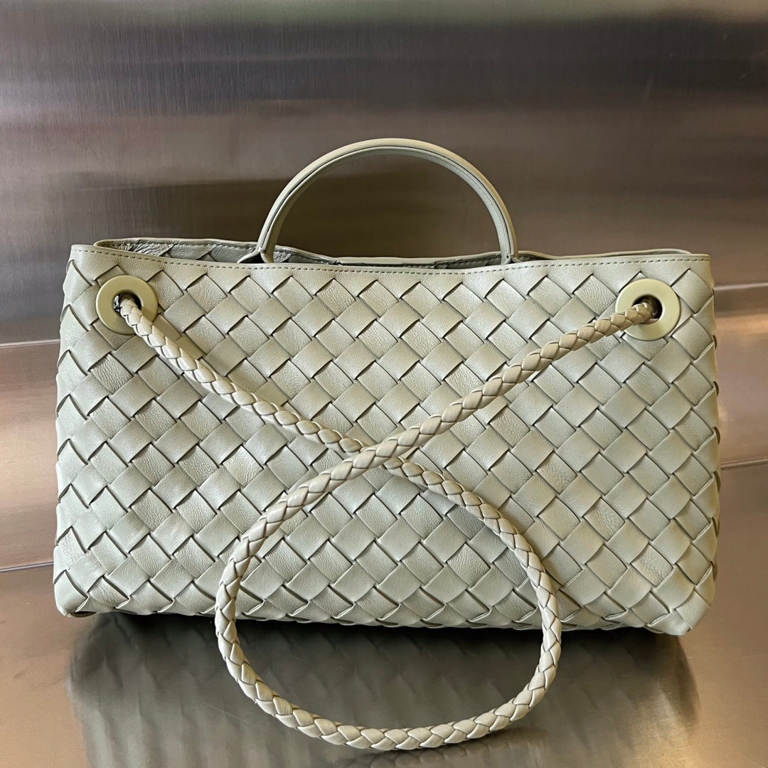 BOTTEGA VENETA SMALL ANDIAMO 29 IN ECRU BEIGE LAMBSKIN