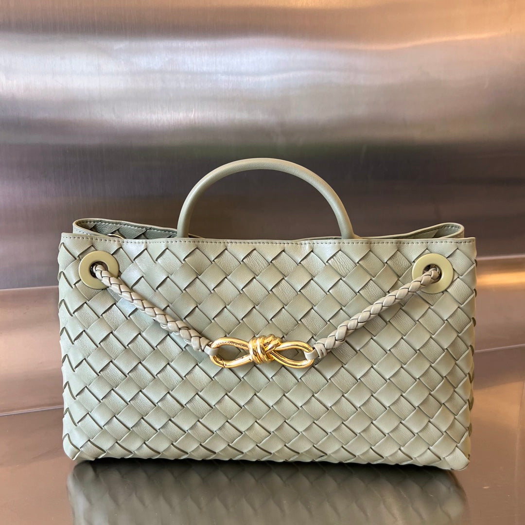 BOTTEGA VENETA SMALL ANDIAMO 29 IN ECRU BEIGE LAMBSKIN