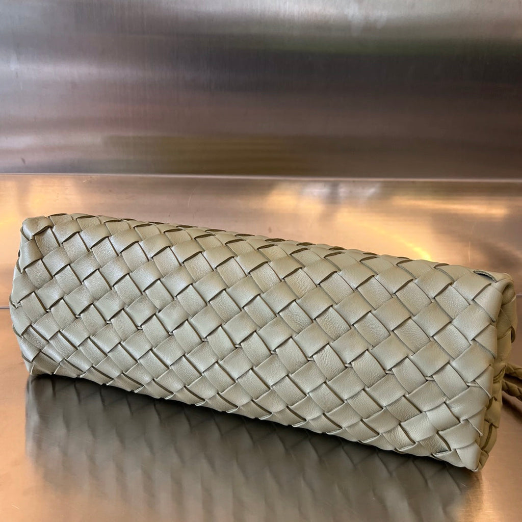BOTTEGA VENETA SMALL ANDIAMO 29 IN ECRU BEIGE LAMBSKIN