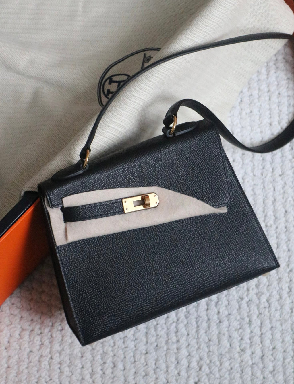 HERMES KELLY DESORDRE 20 IN BLACK EPSOM LEATHER WITH GOLD HARDWARE