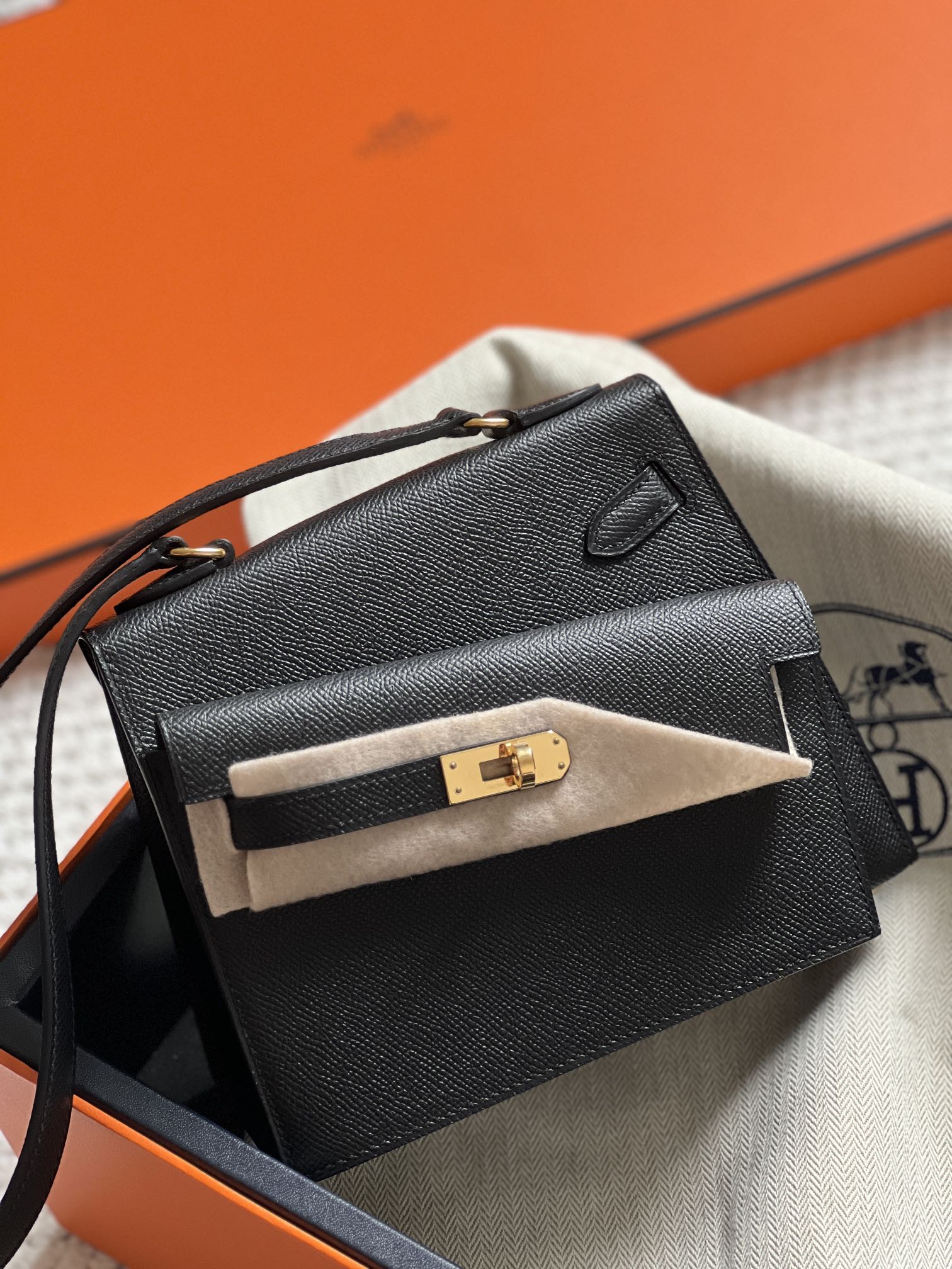 HERMES KELLY DESORDRE 20 IN BLACK EPSOM LEATHER WITH GOLD HARDWARE