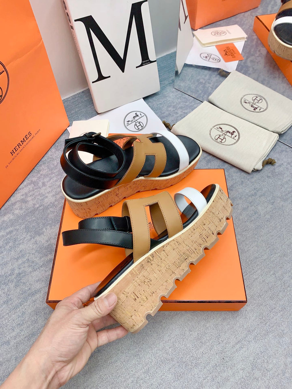 HERMES HAVANE 30 SANDAL IN WHITE AND PEANUT BROWN CALFSKIN