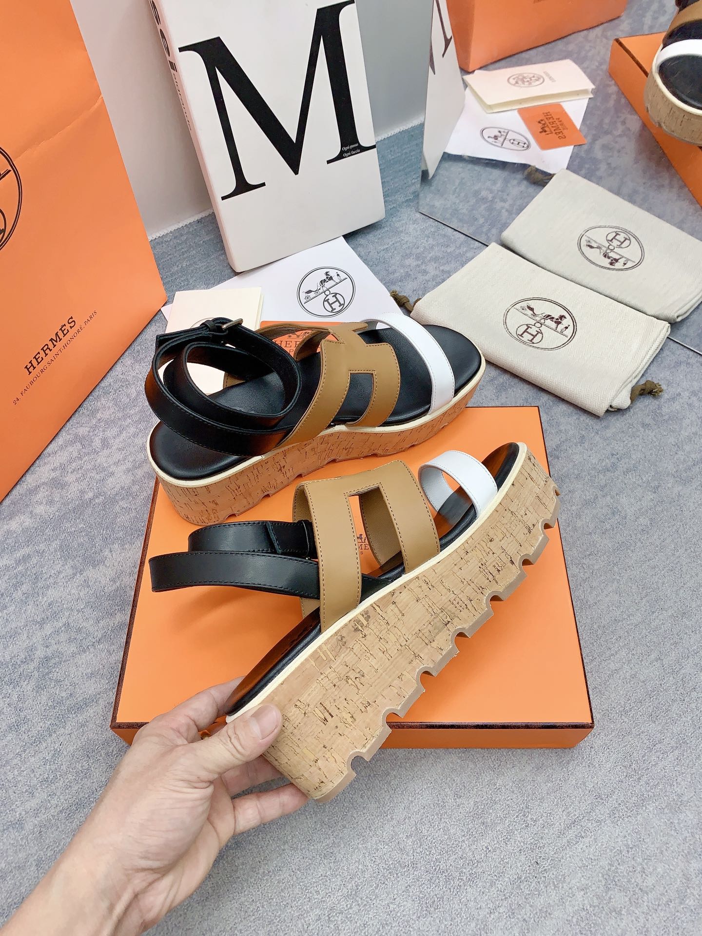 HERMES HAVANE 30 SANDAL IN WHITE AND PEANUT BROWN CALFSKIN