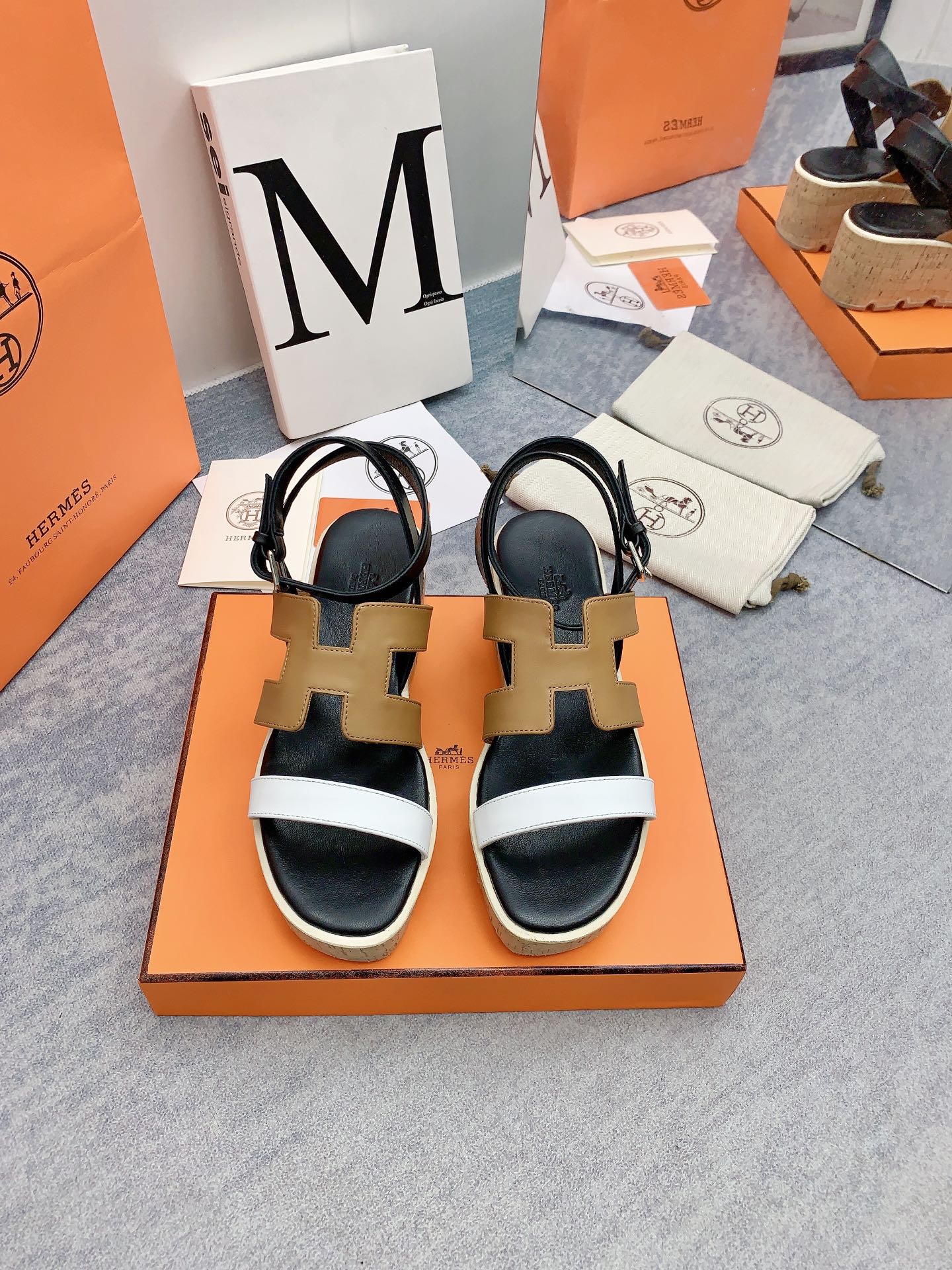HERMES HAVANE 30 SANDAL IN WHITE AND PEANUT BROWN CALFSKIN