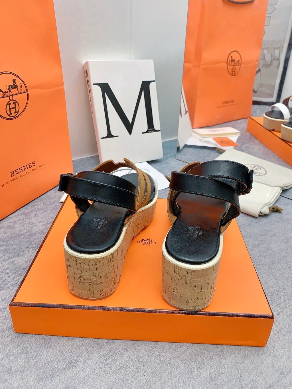 HERMES HAVANE 30 SANDAL IN WHITE AND PEANUT BROWN CALFSKIN