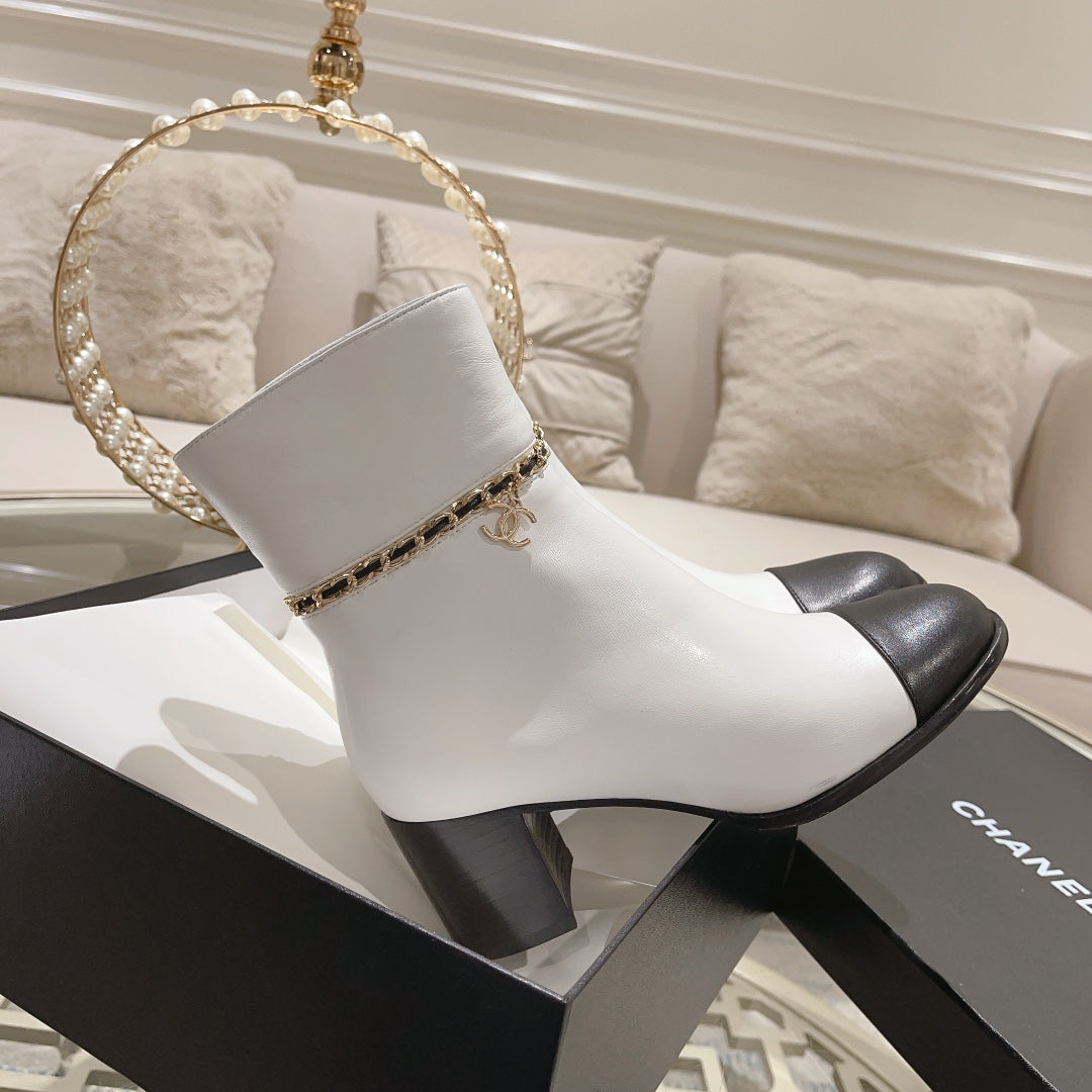 CHANEL MID-HEEL ANKLE BOOTS IN WHITE SMOOTH CALFSKIN