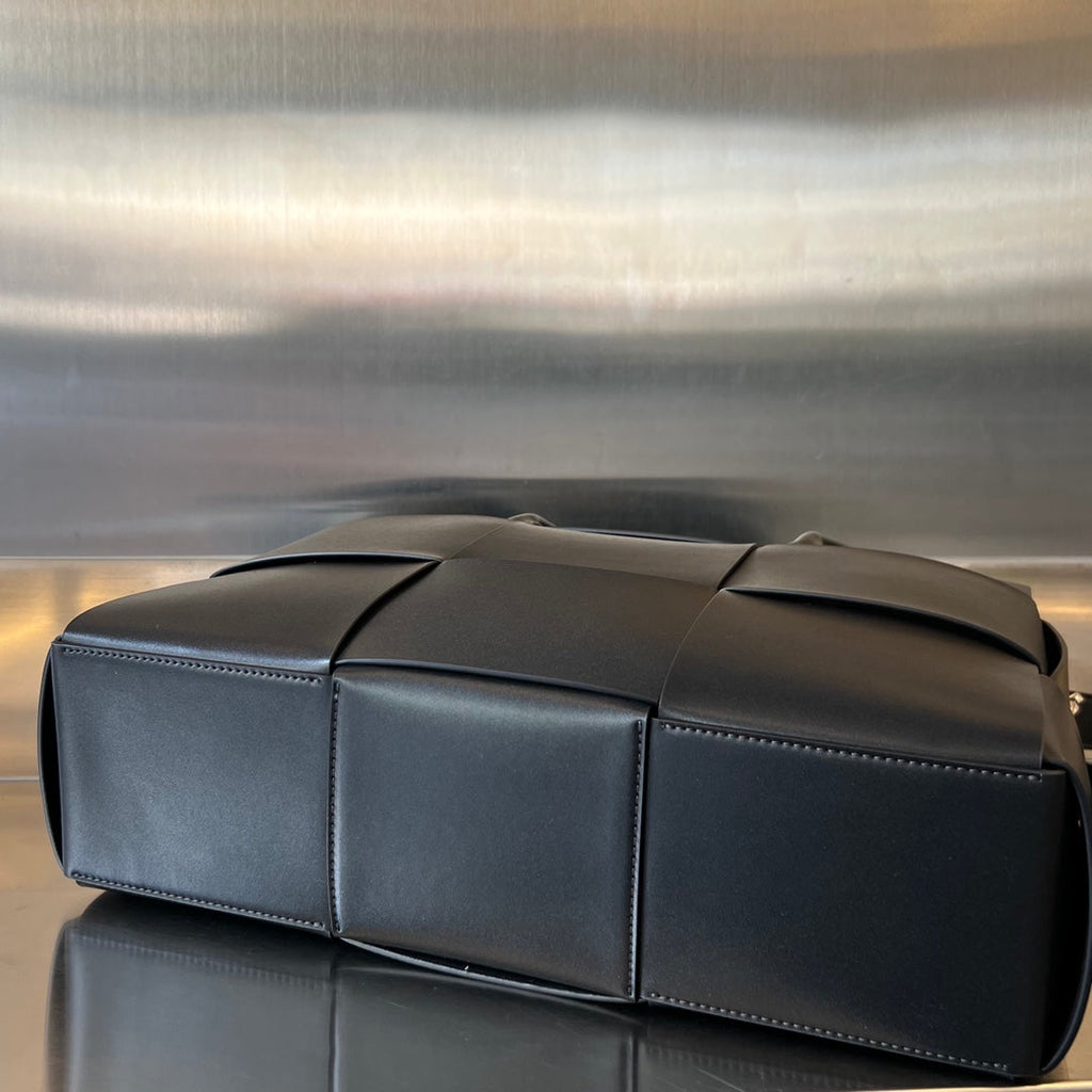 BOTTEGA VENETA ARCO 36 BAG IN BLACK LAMBSKIN