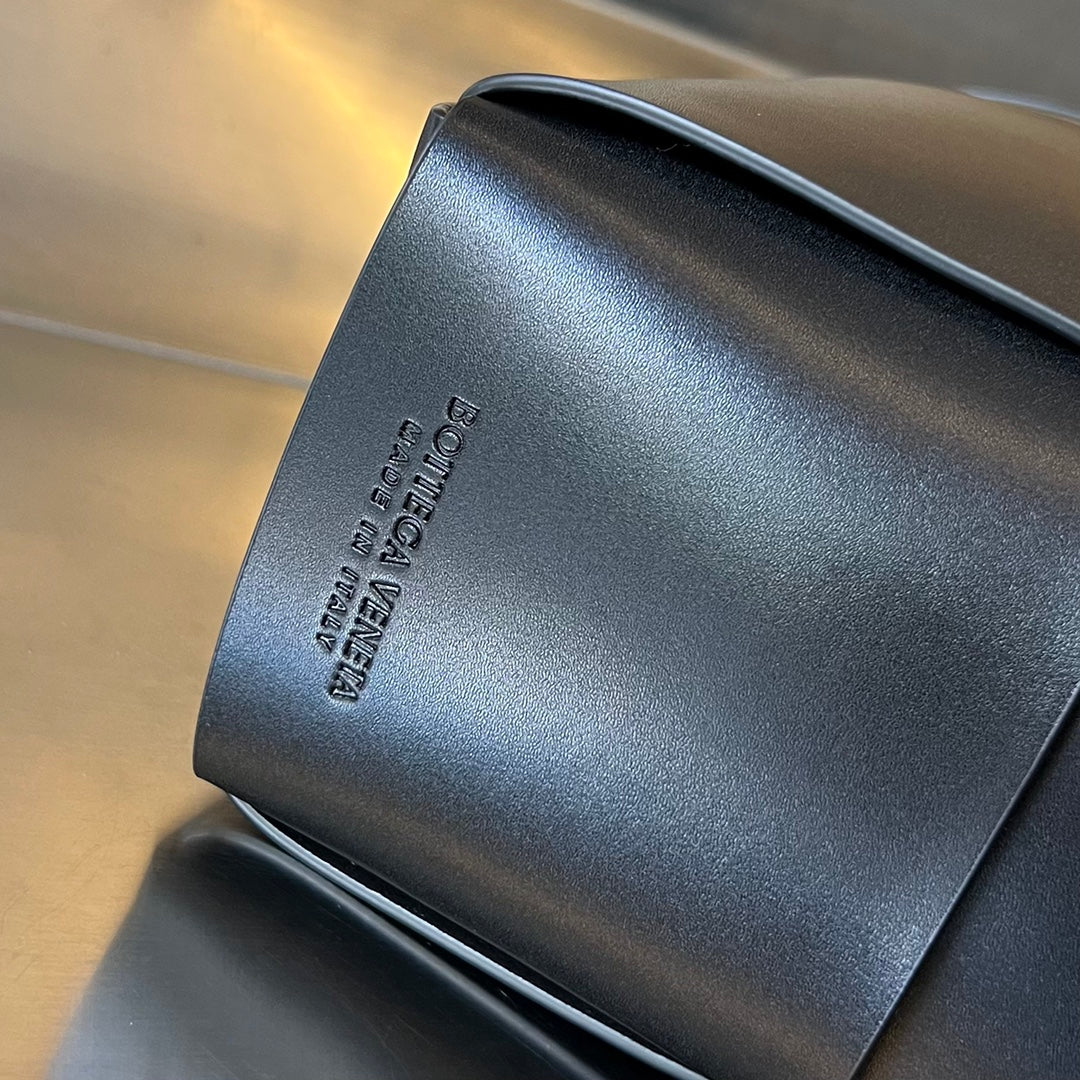 BOTTEGA VENETA ARCO 36 BAG IN BLACK LAMBSKIN